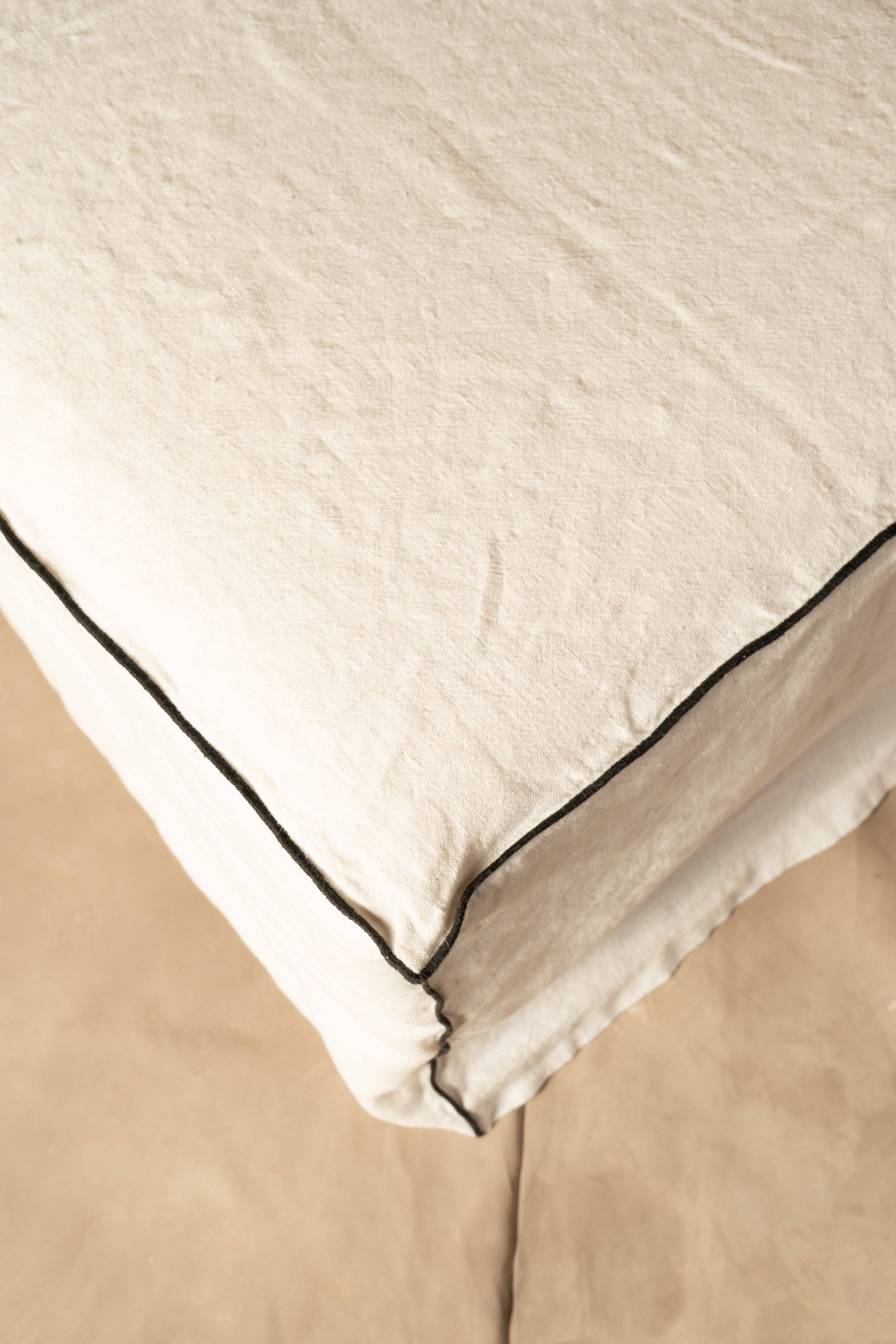 Puff con Funda de Lino - Borde Negro Diseno de Borde Blanco 50x50x40