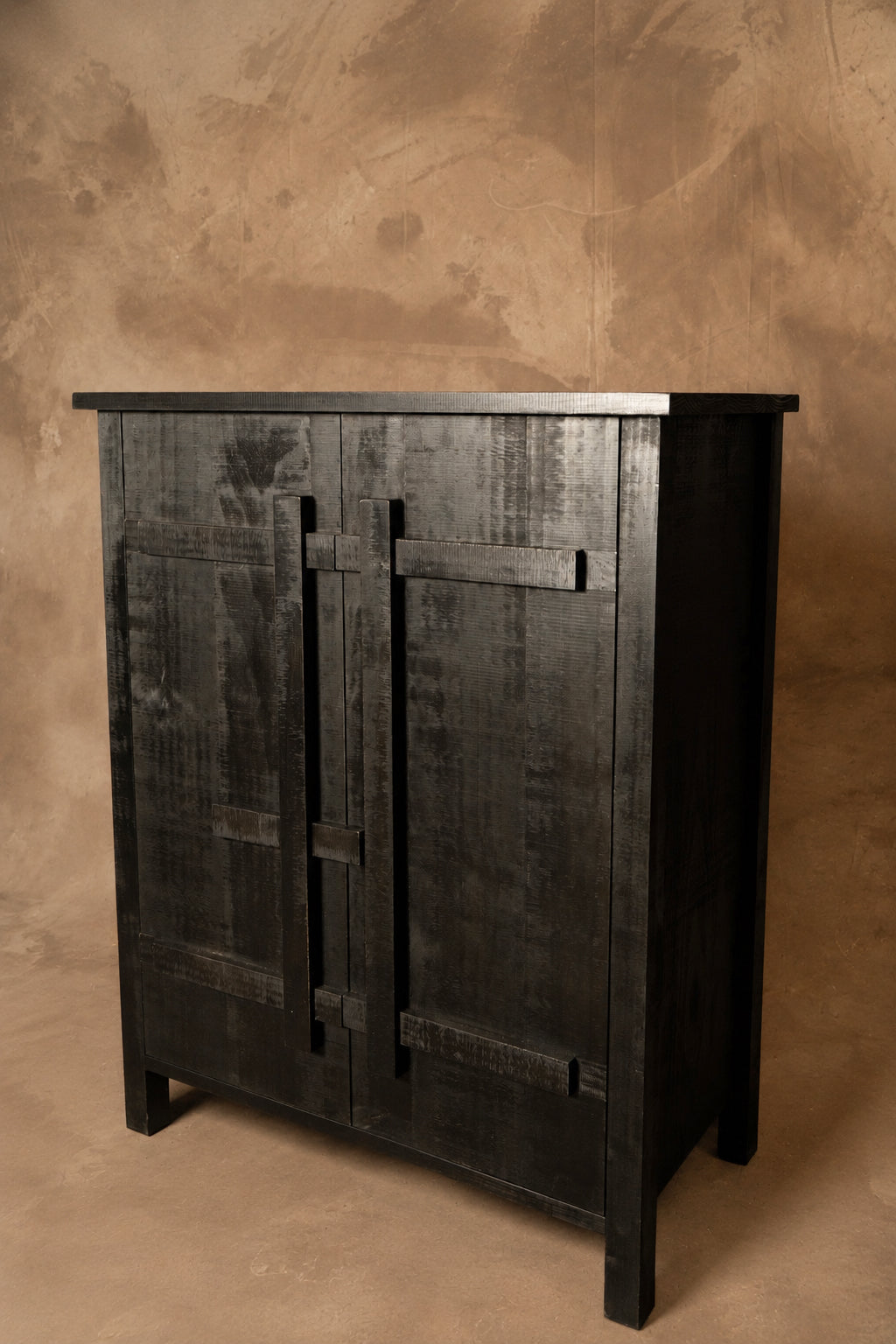Mueble Bar Dos Puertas - Pino Clear Aserrado Pátina Negra 80x40x100