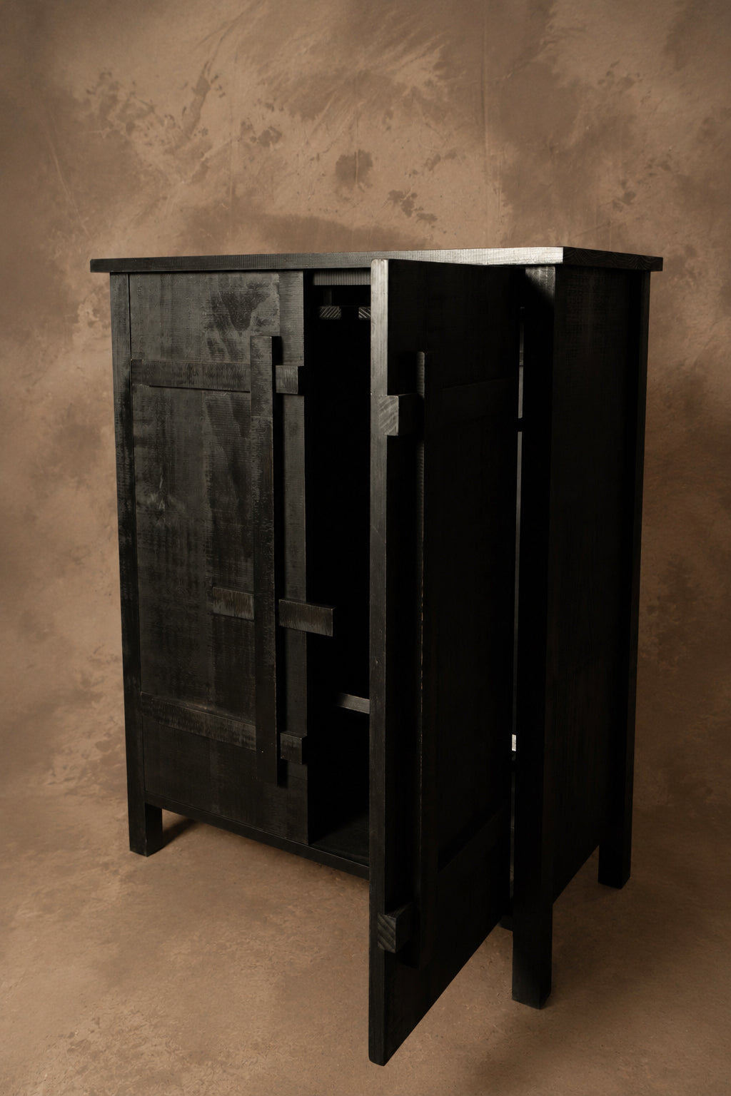 Mueble Bar Dos Puertas — Pino Clear Aserrado Pátina Negra 80x40x100