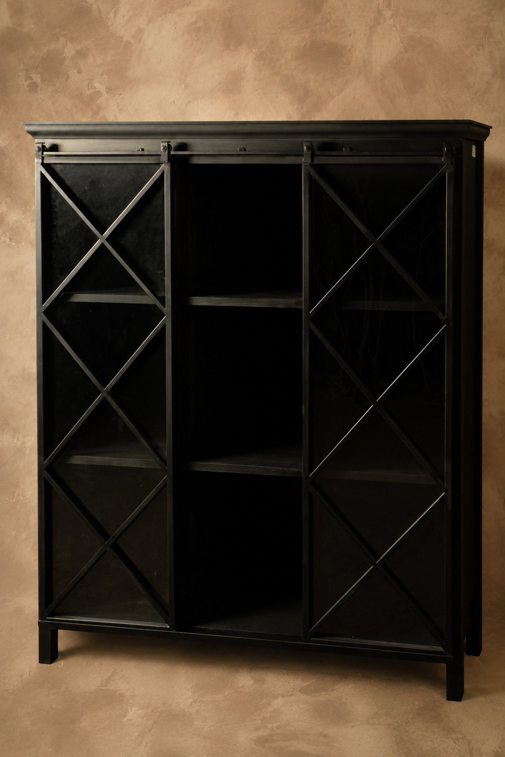 Vitrina de Fierro y Madera — Pino Clear Pulido Pátina Negra 120x40x150