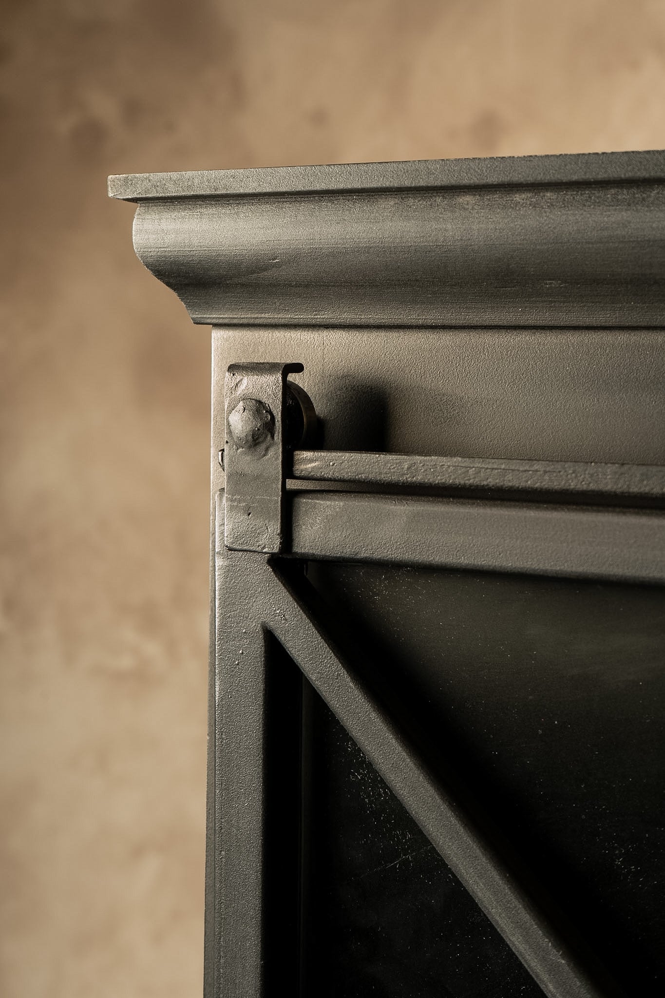 Vitrina de Fierro y Madera — Pino Clear Pulido Pátina Negra 120x40x150