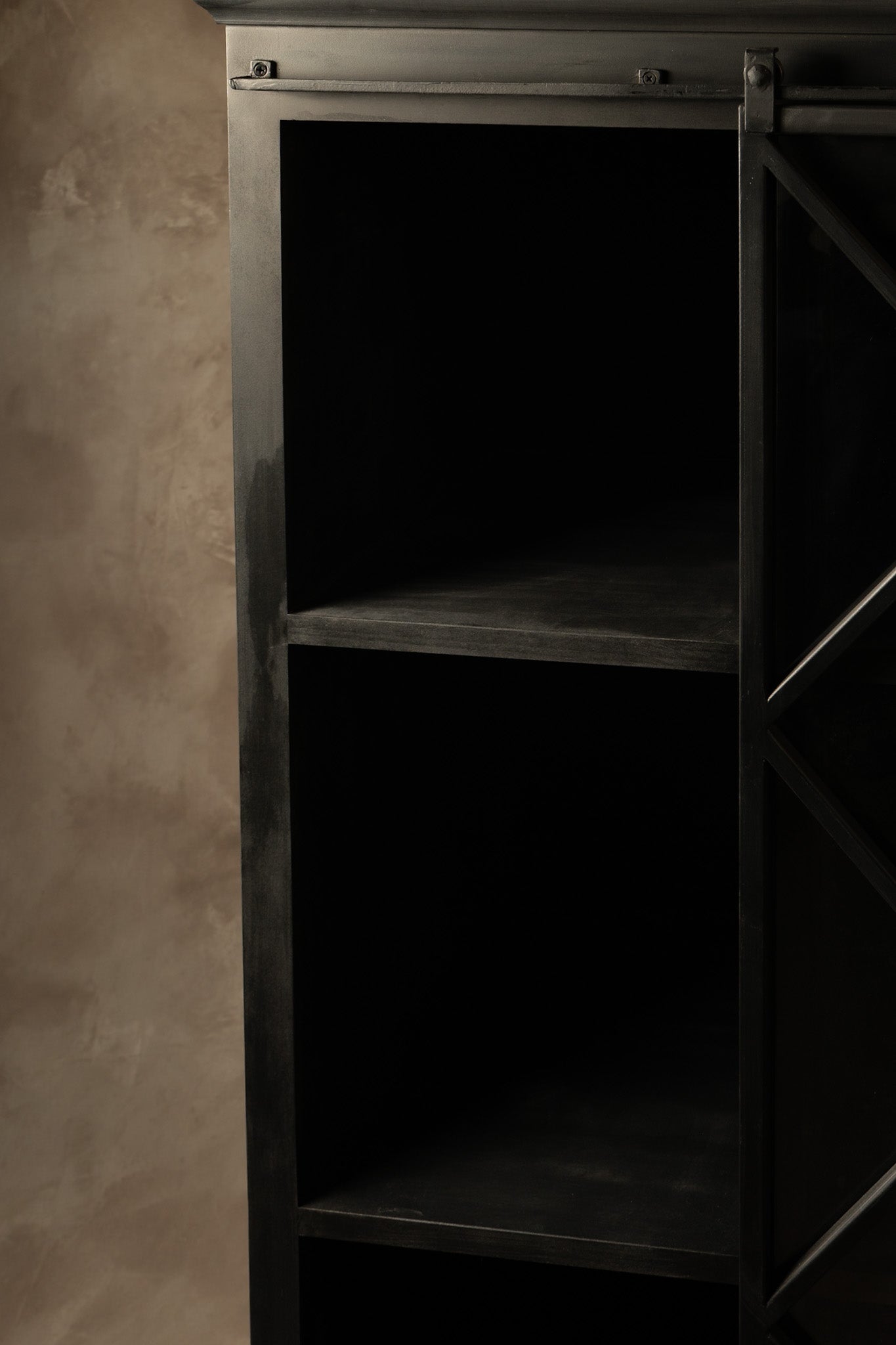 Vitrina de Fierro y Madera — Pino Clear Pulido Pátina Negra 120x40x150