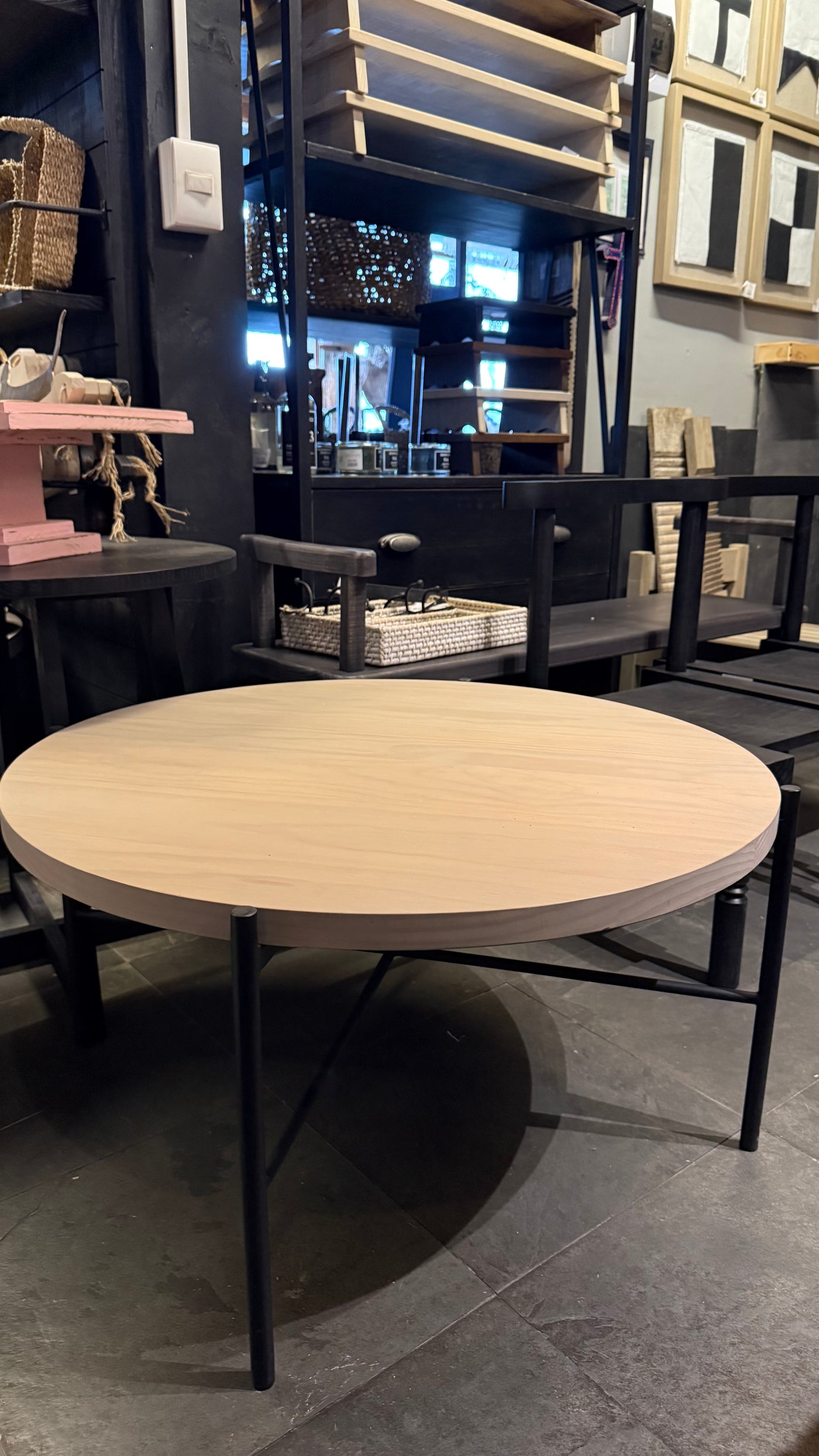 Mesa de Centro con Base de Fierro — Redonda Fierro y Pino Clear Pulida Aguada Beige 80x80x42