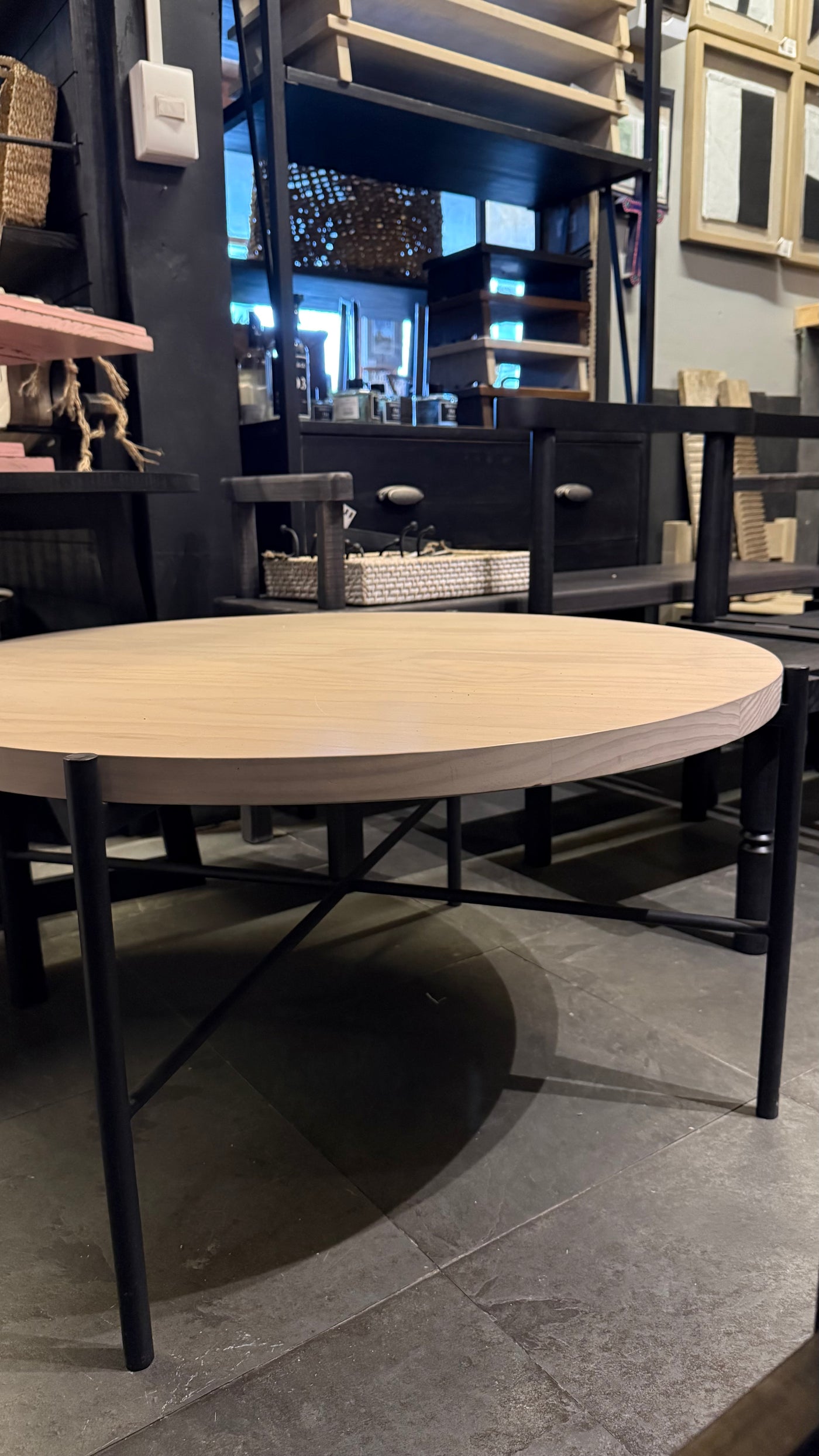 Mesa de Centro con Base de Fierro — Redonda Fierro y Pino Clear Pulida Aguada Beige 80x80x42