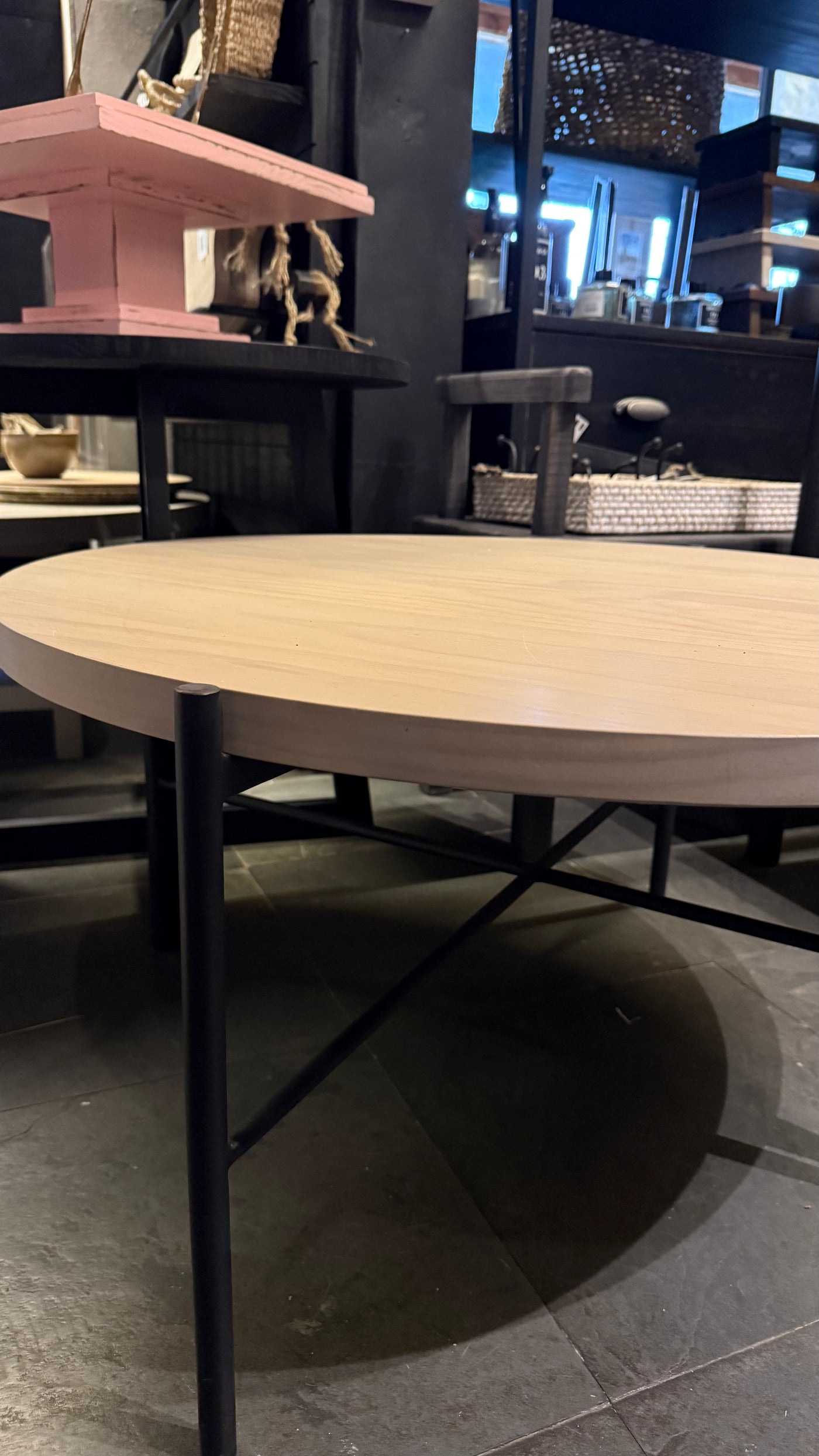 Mesa de Centro con Base de Fierro — Redonda Fierro y Pino Clear Pulida Aguada Beige 80x80x42