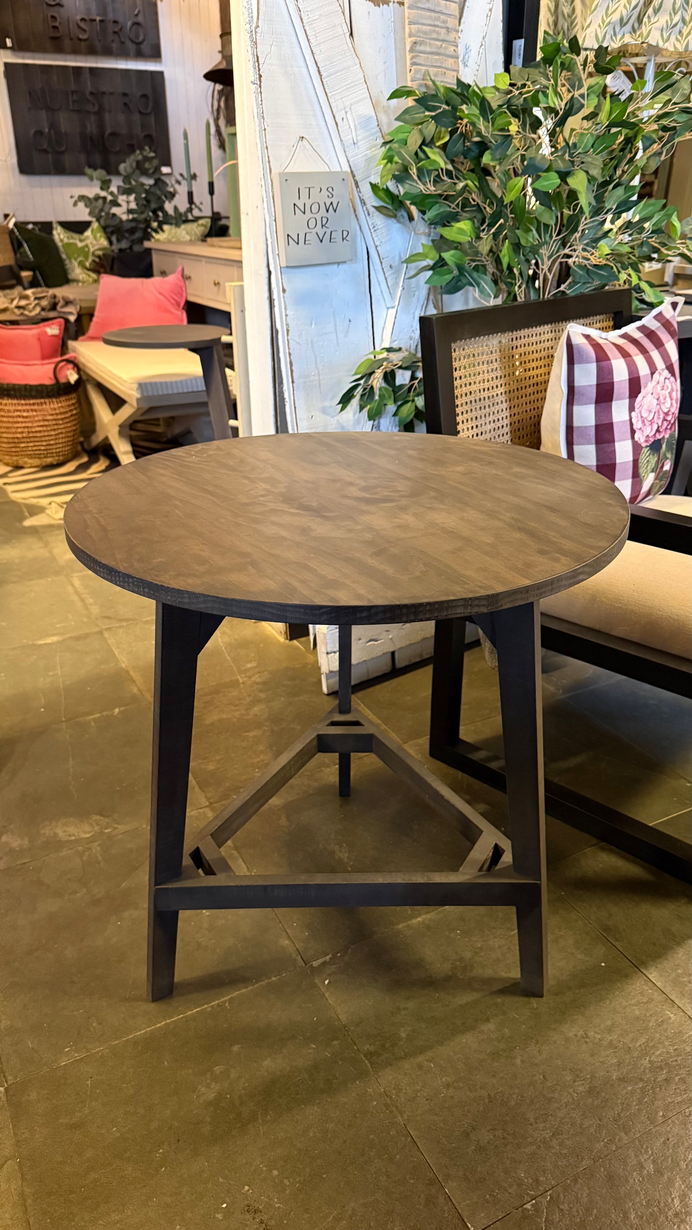 Mesa Lateral Base Triángulo — Pino Clear Aserrada Café 65x65x65