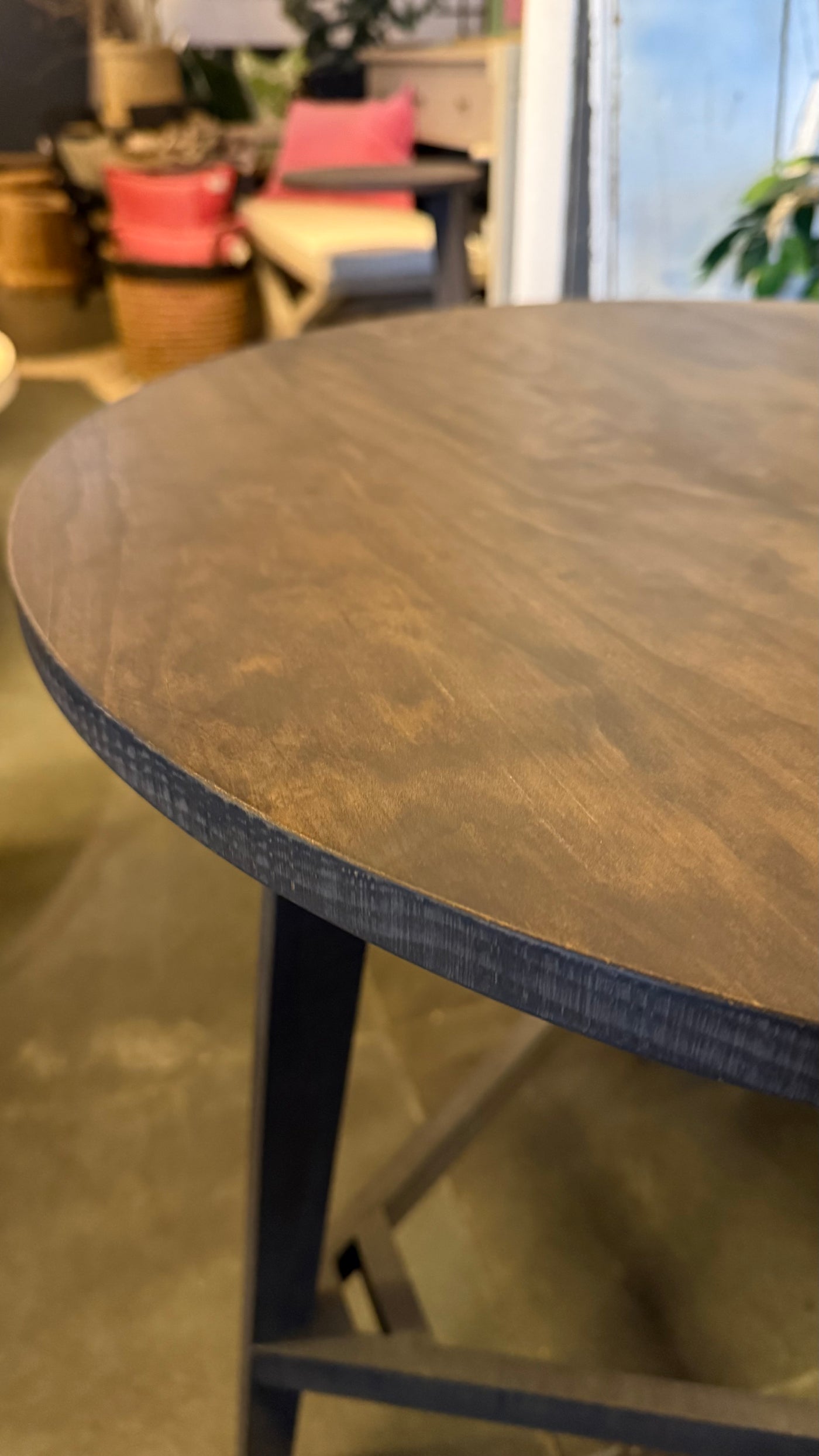 Mesa Lateral Base Triángulo — Pino Clear Aserrada Café 65x65x65