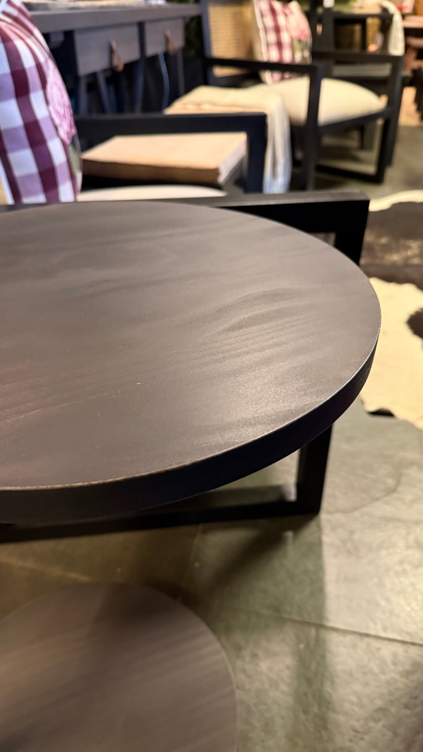 Mesita Auxiliar Redonda — Pino Clear Pulido Café 38x38x67