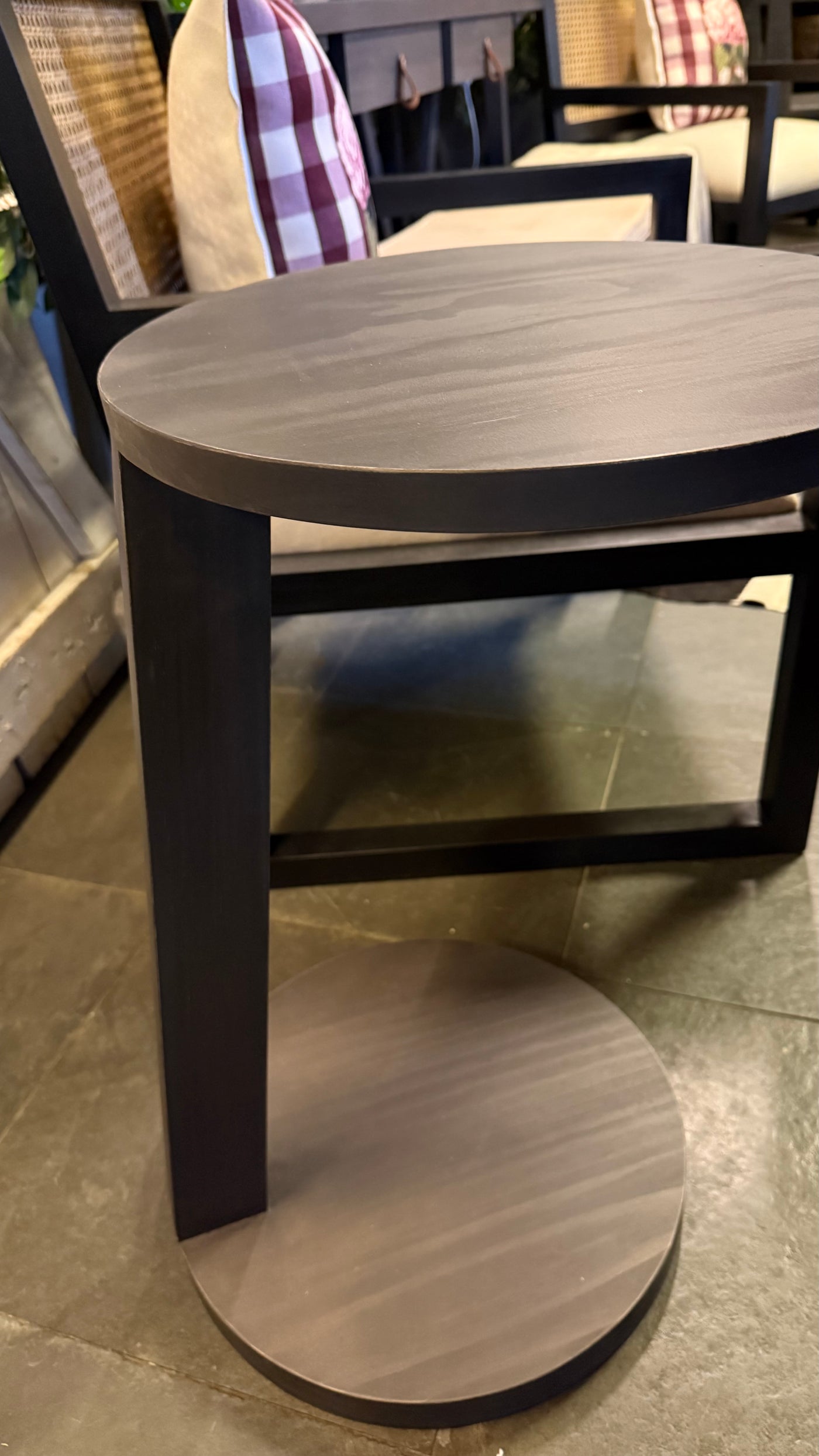 Mesita Auxiliar Redonda — Pino Clear Pulido Café 38x38x67