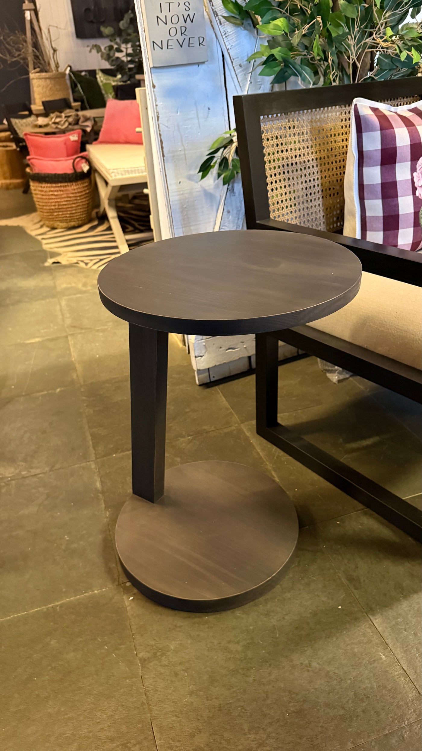 Mesita Auxiliar Redonda — Pino Clear Pulido Café 38x38x67