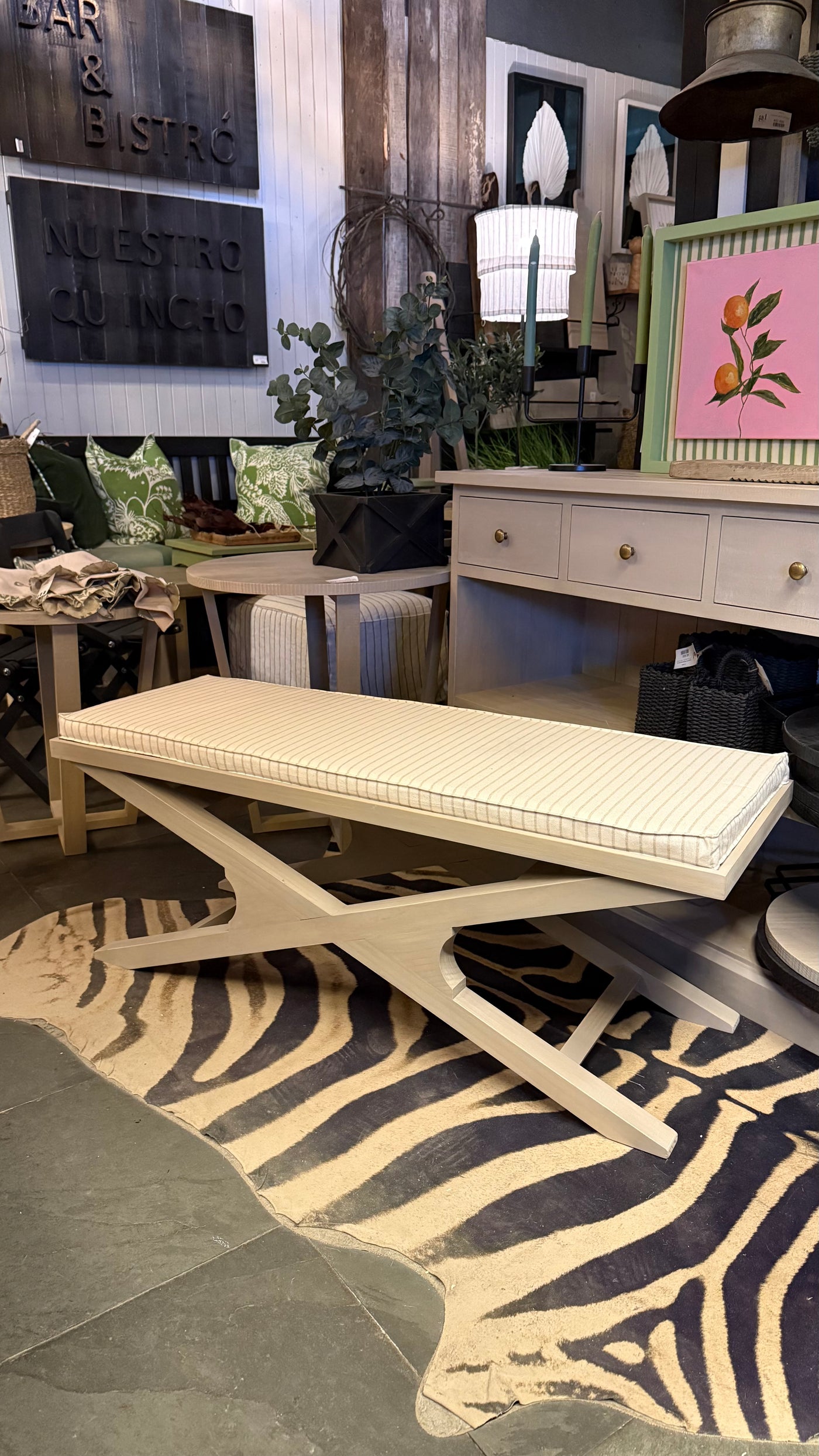 Banqueta Cojín Largo — Color Blanco con Líneas Beige Pino Clear Pulido Teñido Rústico Claro 110x38x45