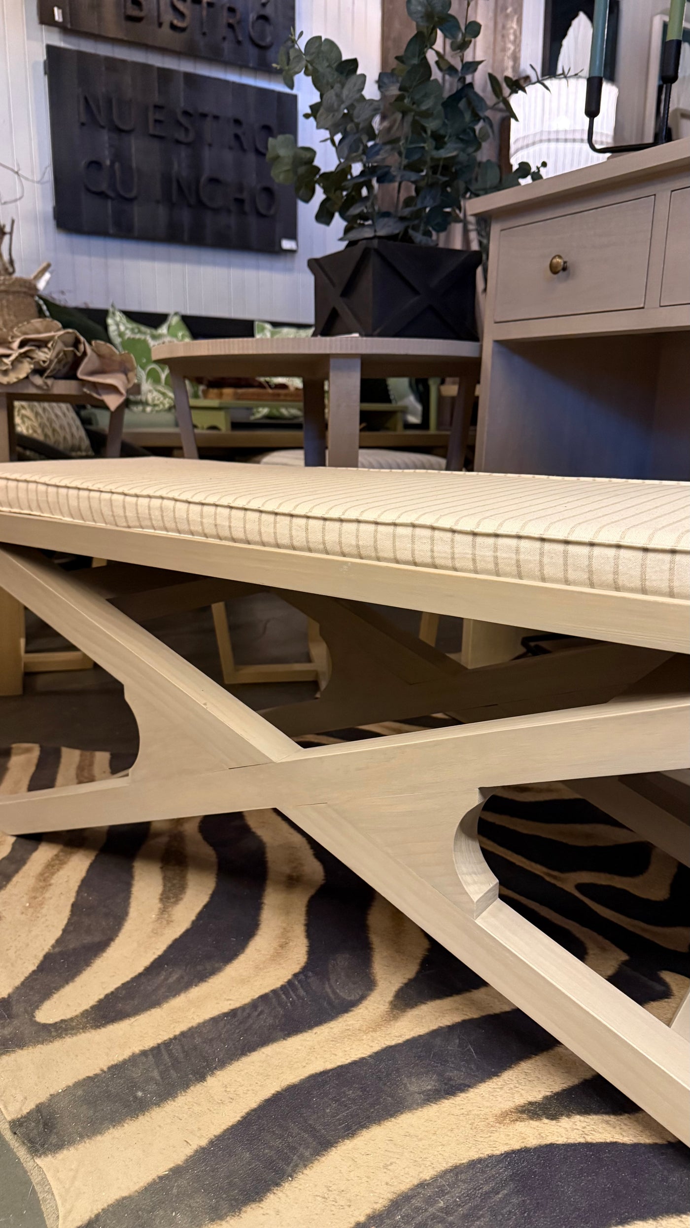Banqueta Cojín Largo — Color Blanco con Líneas Beige Pino Clear Pulido Teñido Rústico Claro 110x38x45