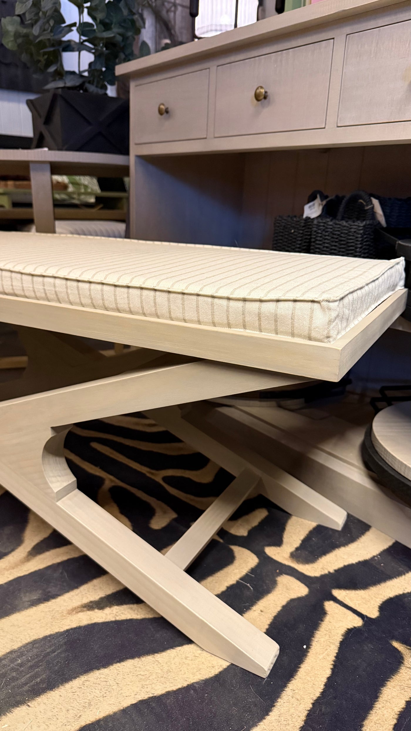 Banqueta Cojín Largo — Color Blanco con Líneas Beige Pino Clear Pulido Teñido Rústico Claro 110x38x45