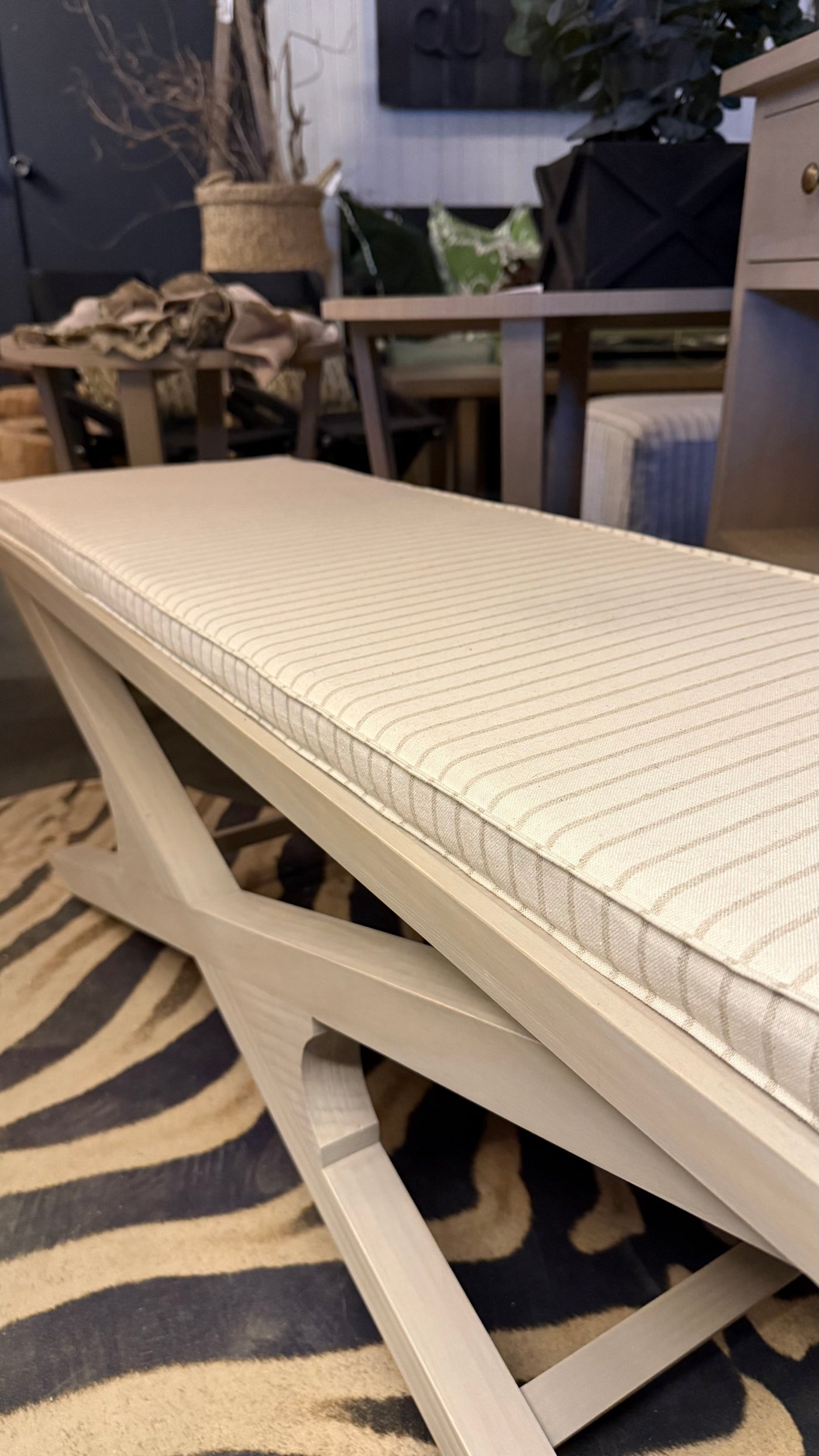 Banqueta Cojín Largo — Color Blanco con Líneas Beige Pino Clear Pulido Teñido Rústico Claro 110x38x45