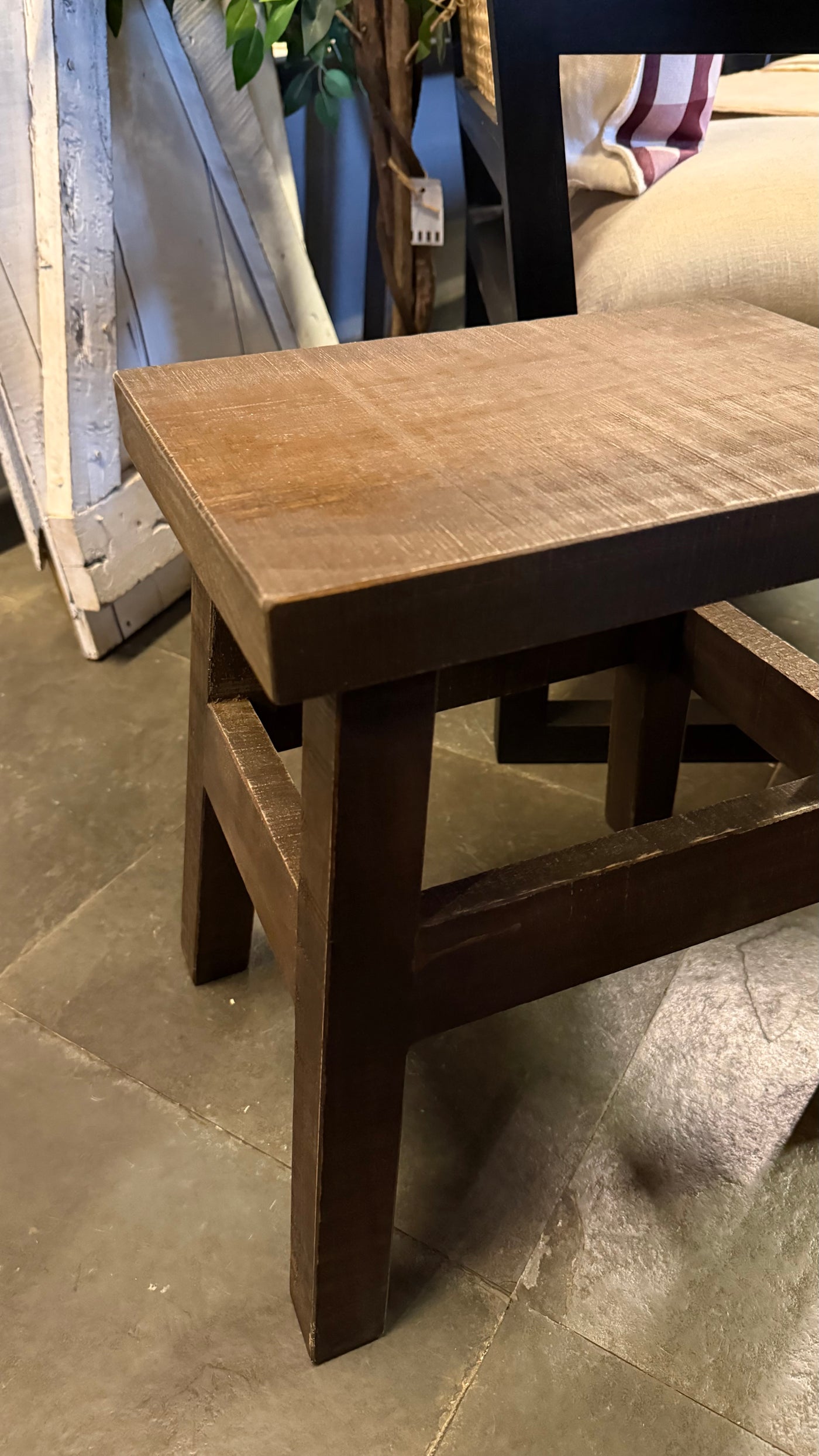 Piso Miguel — Pino Clear Aserreado Teñido Café 35x25x40