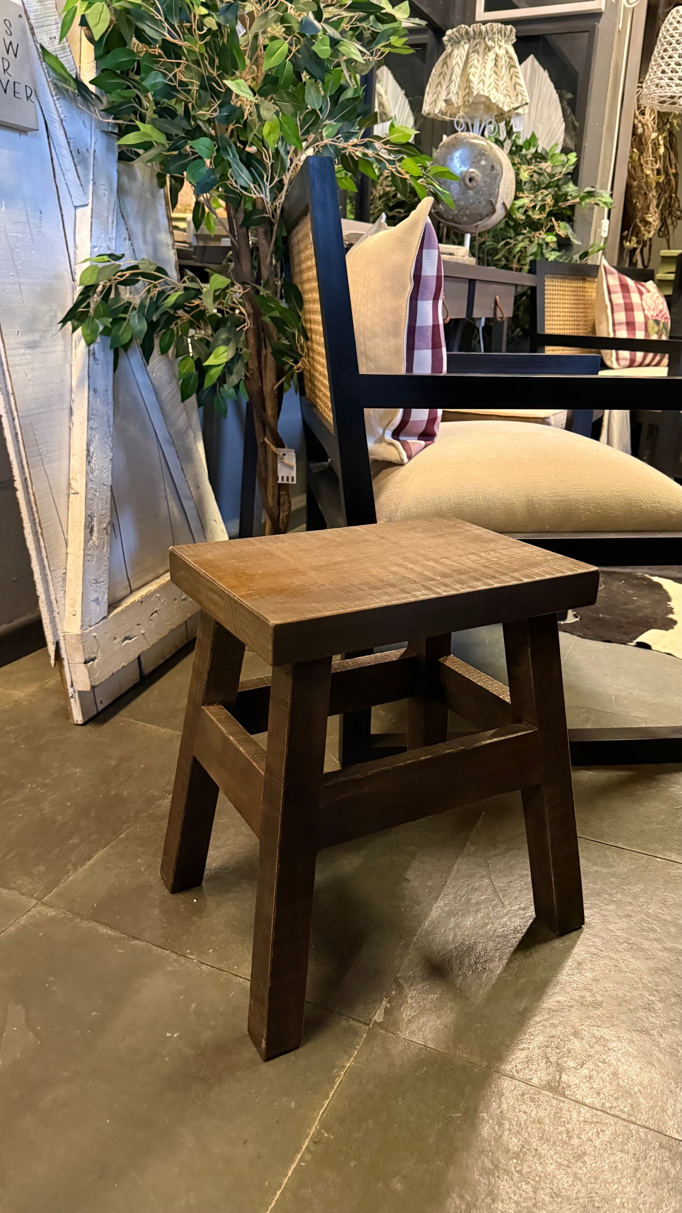 Piso Miguel — Pino Clear Aserreado Teñido Café 35x25x40