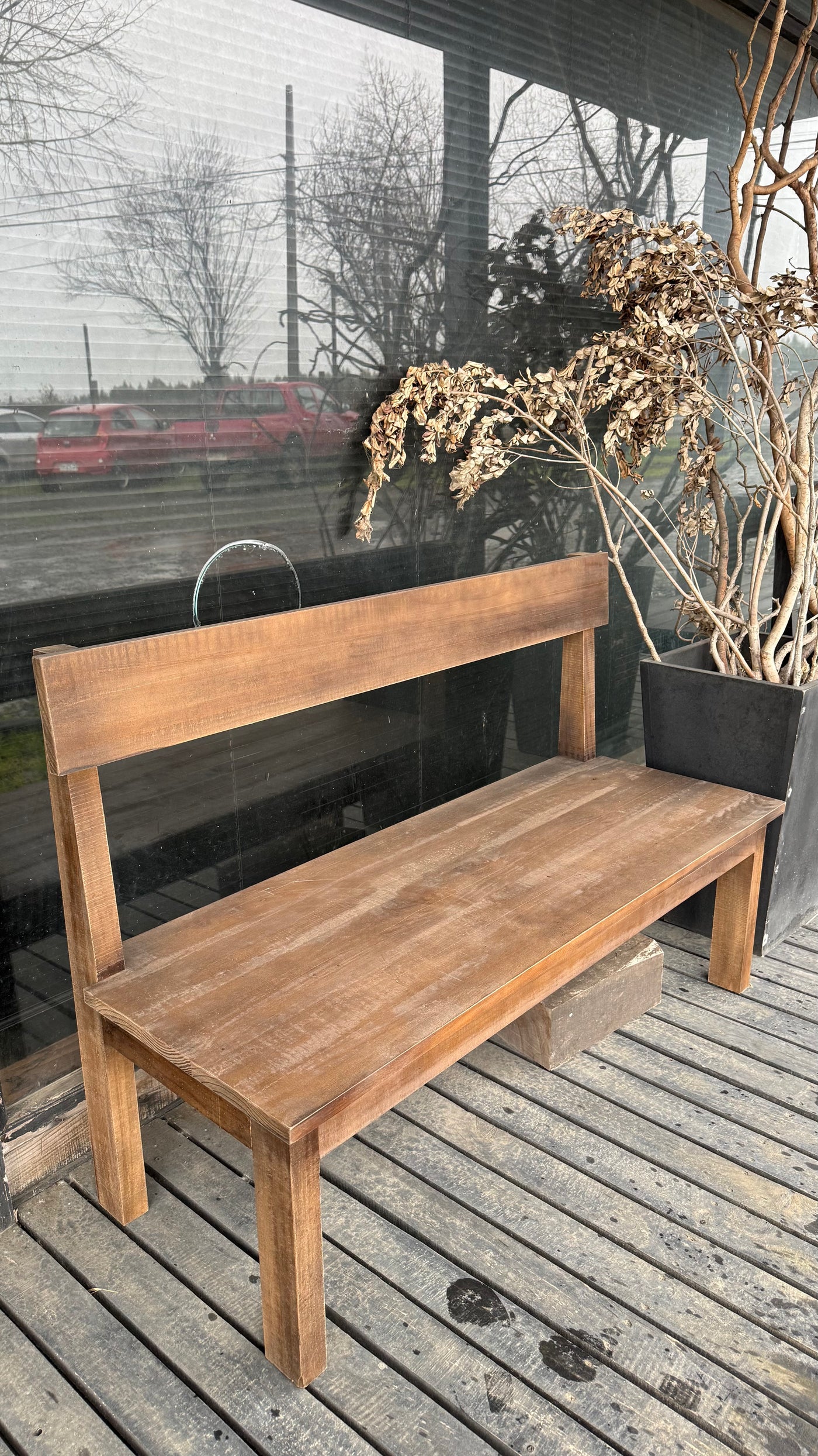 Banca Rústica con Respaldo — Pino Clear Aserrado Teñido Café 120x45x80