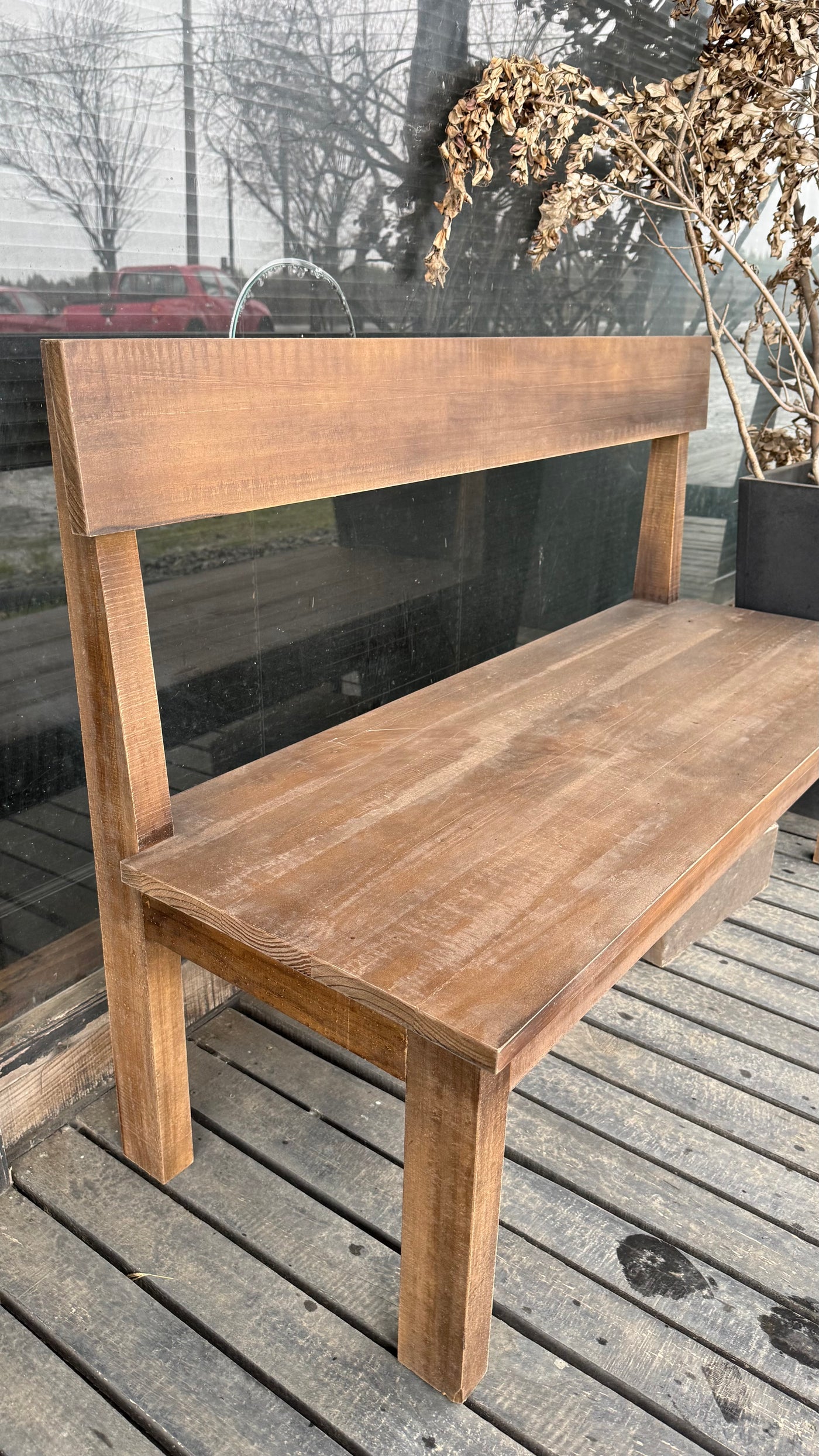 Banca Rústica con Respaldo — Pino Clear Aserrado Teñido Café 120x45x80
