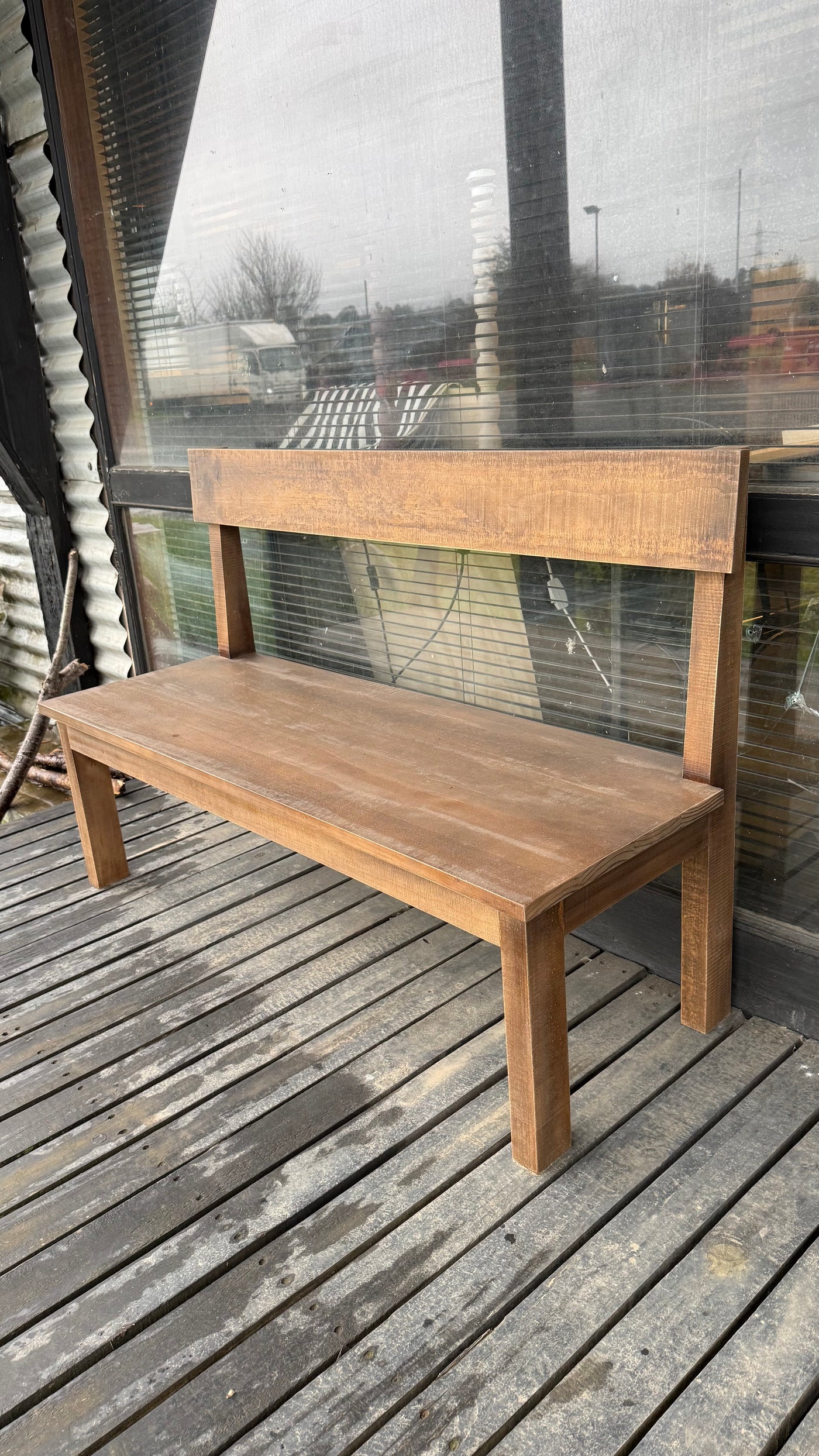 Banca Rústica con Respaldo — Pino Clear Aserrado Teñido Café 120x45x80