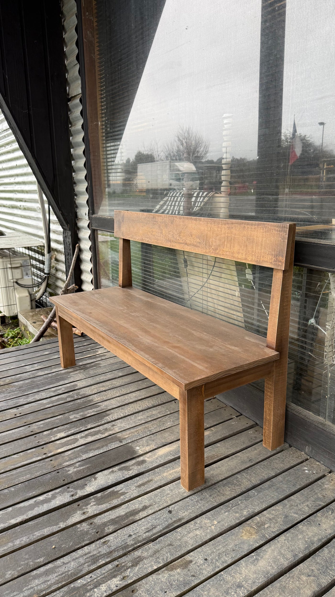 Banca Rústica con Respaldo — Pino Clear Aserrado Teñido Café 120x45x80