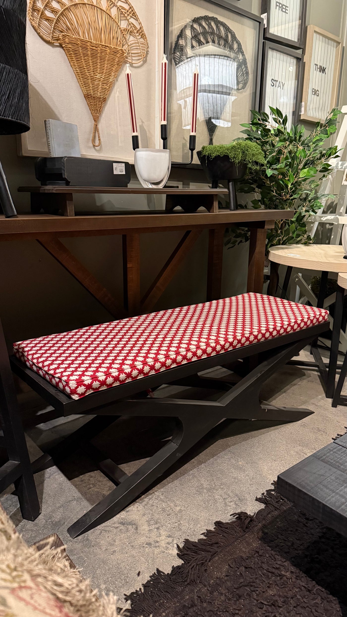 Banqueta Cojín Largo — Diseño Rojo Pino Clear Pulido Pátina Negra 110x38x45