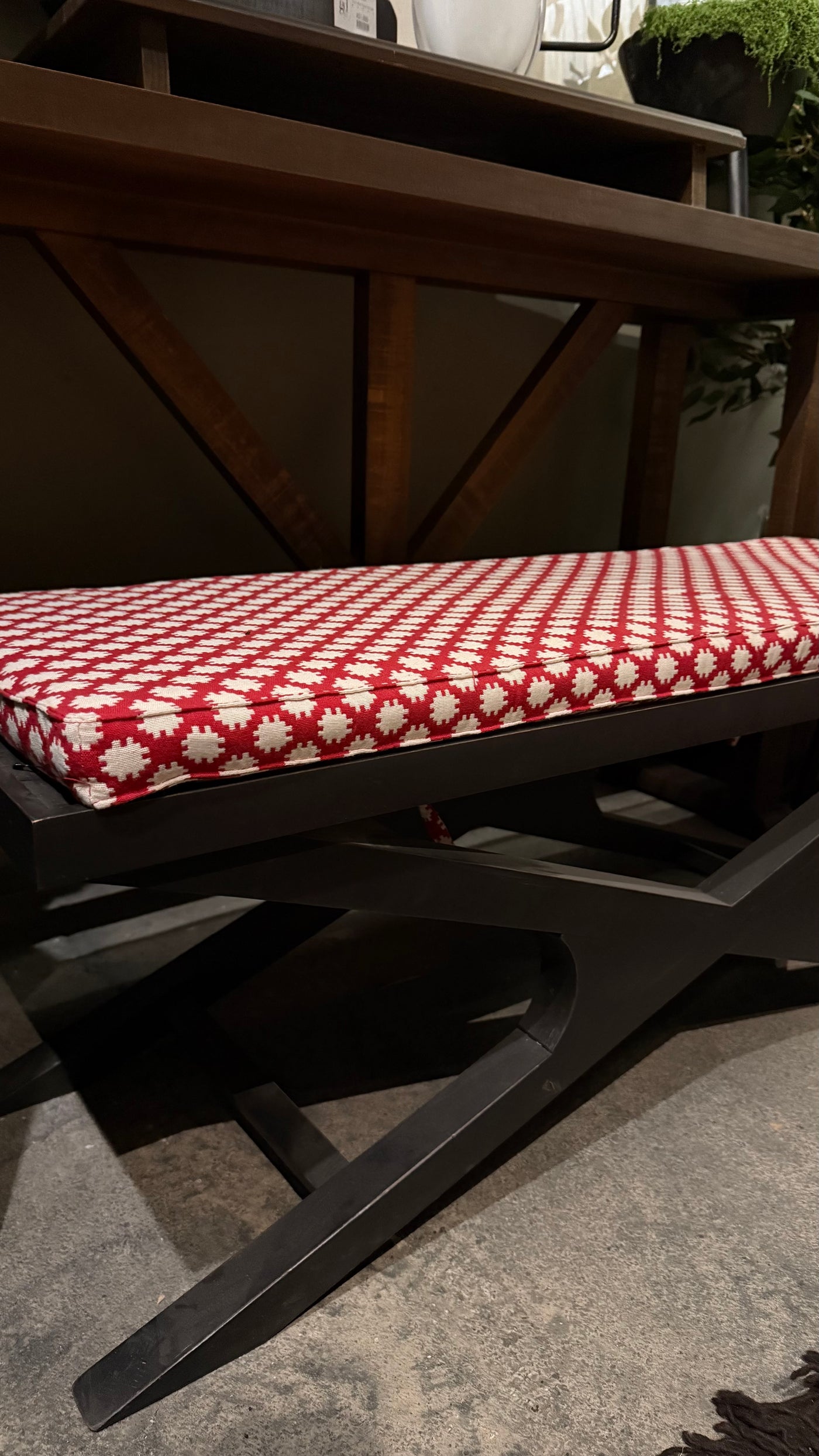 Banqueta Cojín Largo — Diseño Rojo Pino Clear Pulido Pátina Negra 110x38x45
