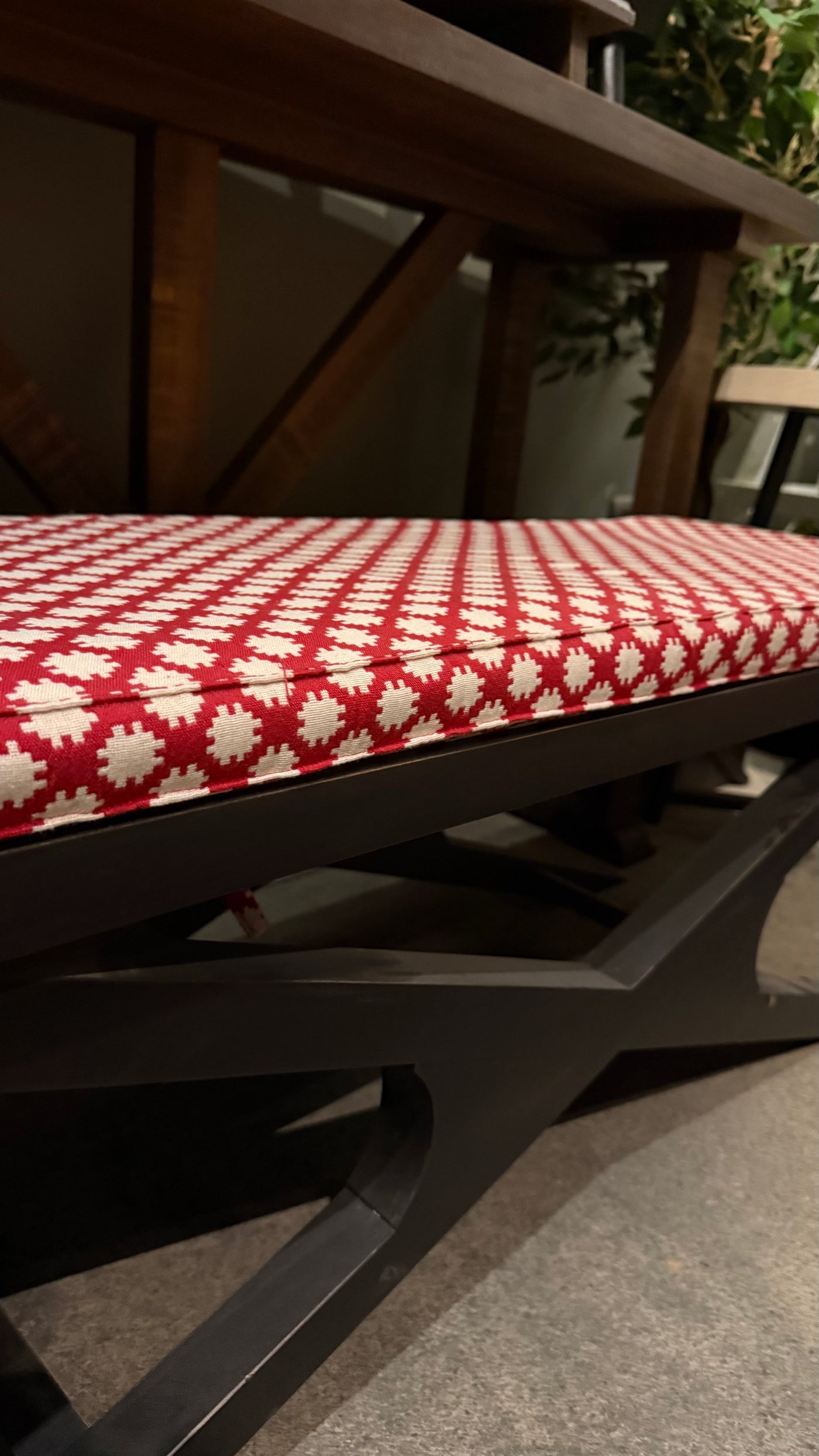 Banqueta Cojín Largo — Diseño Rojo Pino Clear Pulido Pátina Negra 110x38x45