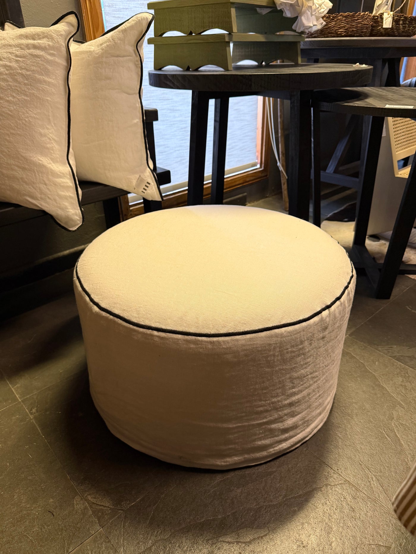 Puff Redondo con Funda de Lino — Borde Negro Borde Bordado Blanco 62x62x36