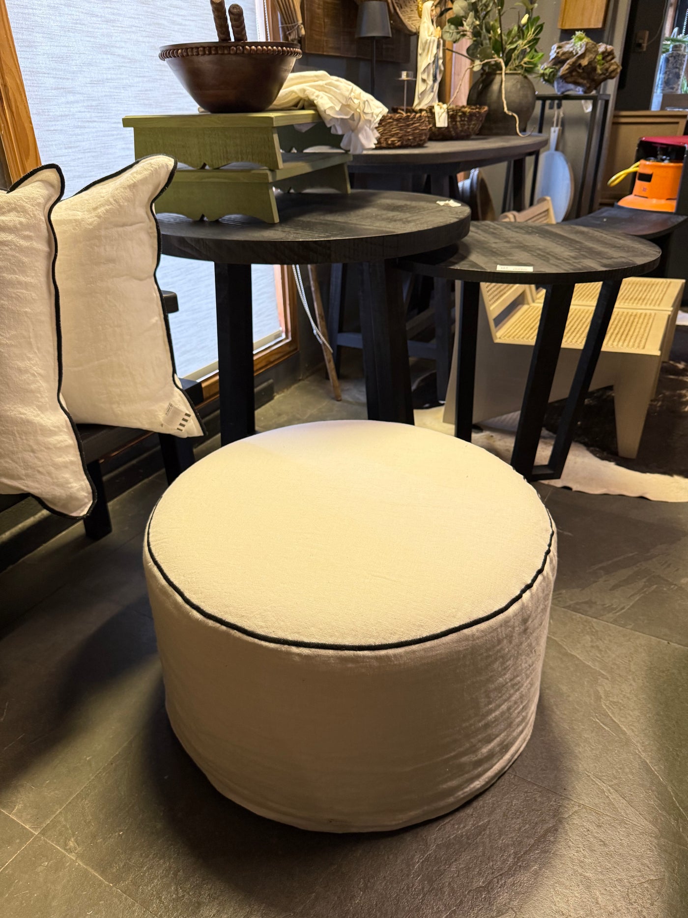 Puff Redondo con Funda de Lino — Borde Negro Borde Bordado Blanco 62x62x36