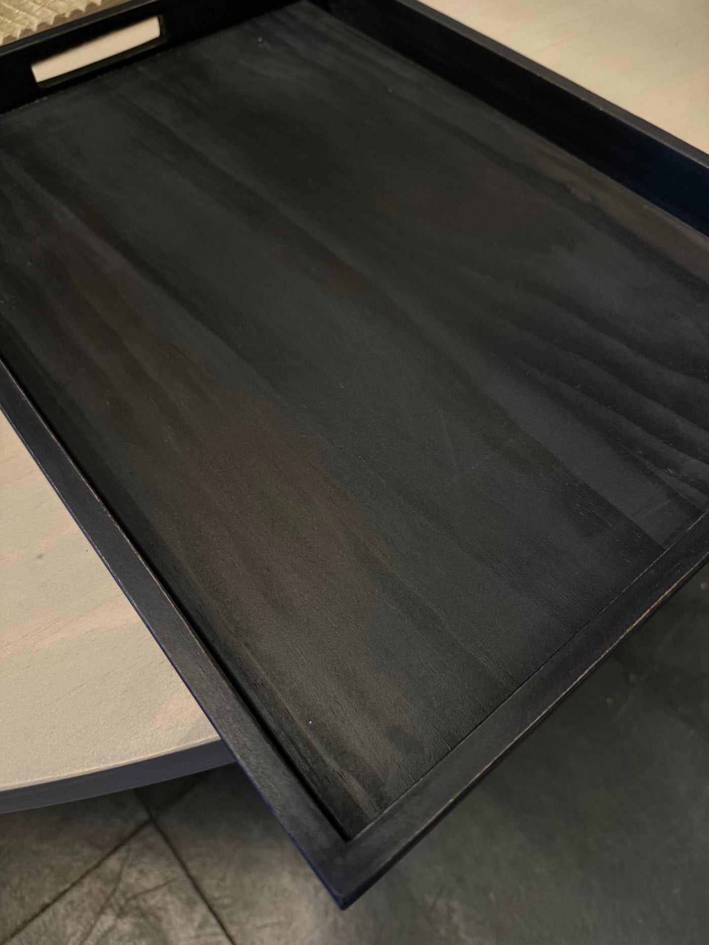 Bandeja Rectangular — Dora Pino Clear Pátina Negra 45x33x4