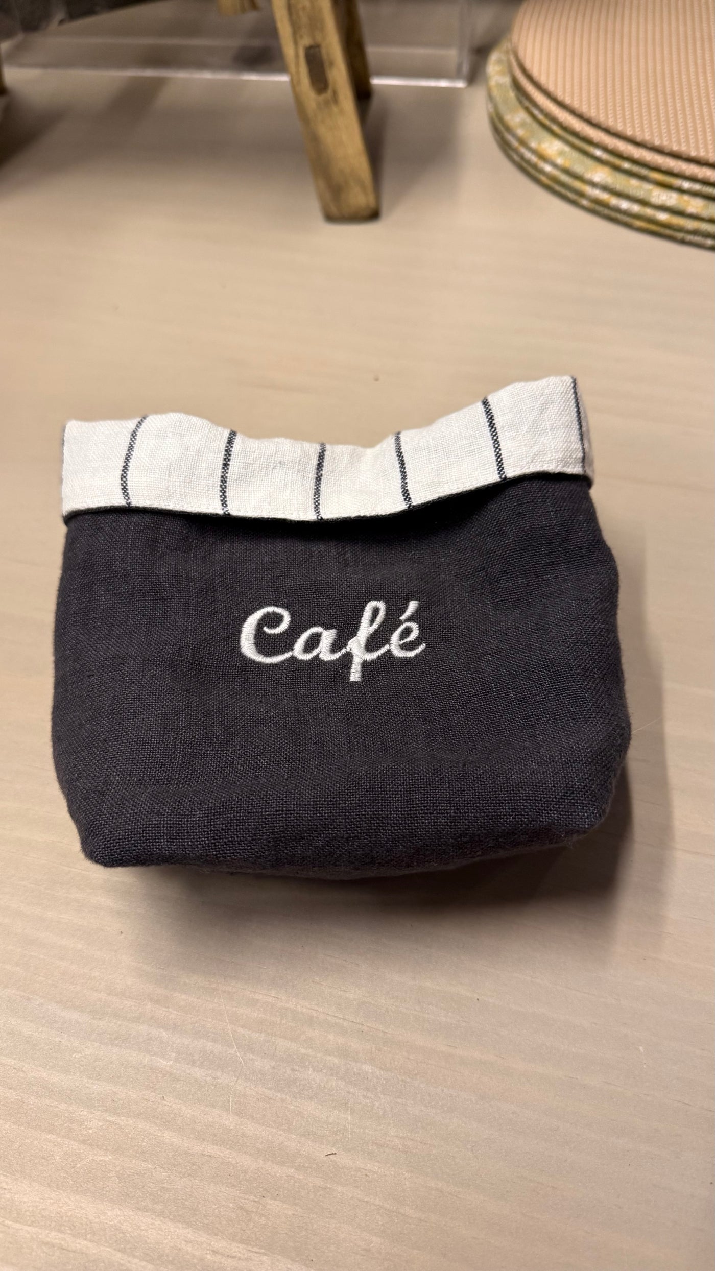 Funda de Lino para Frasco — Bordado Café Bordada Marengo y Blanco 13x13x15