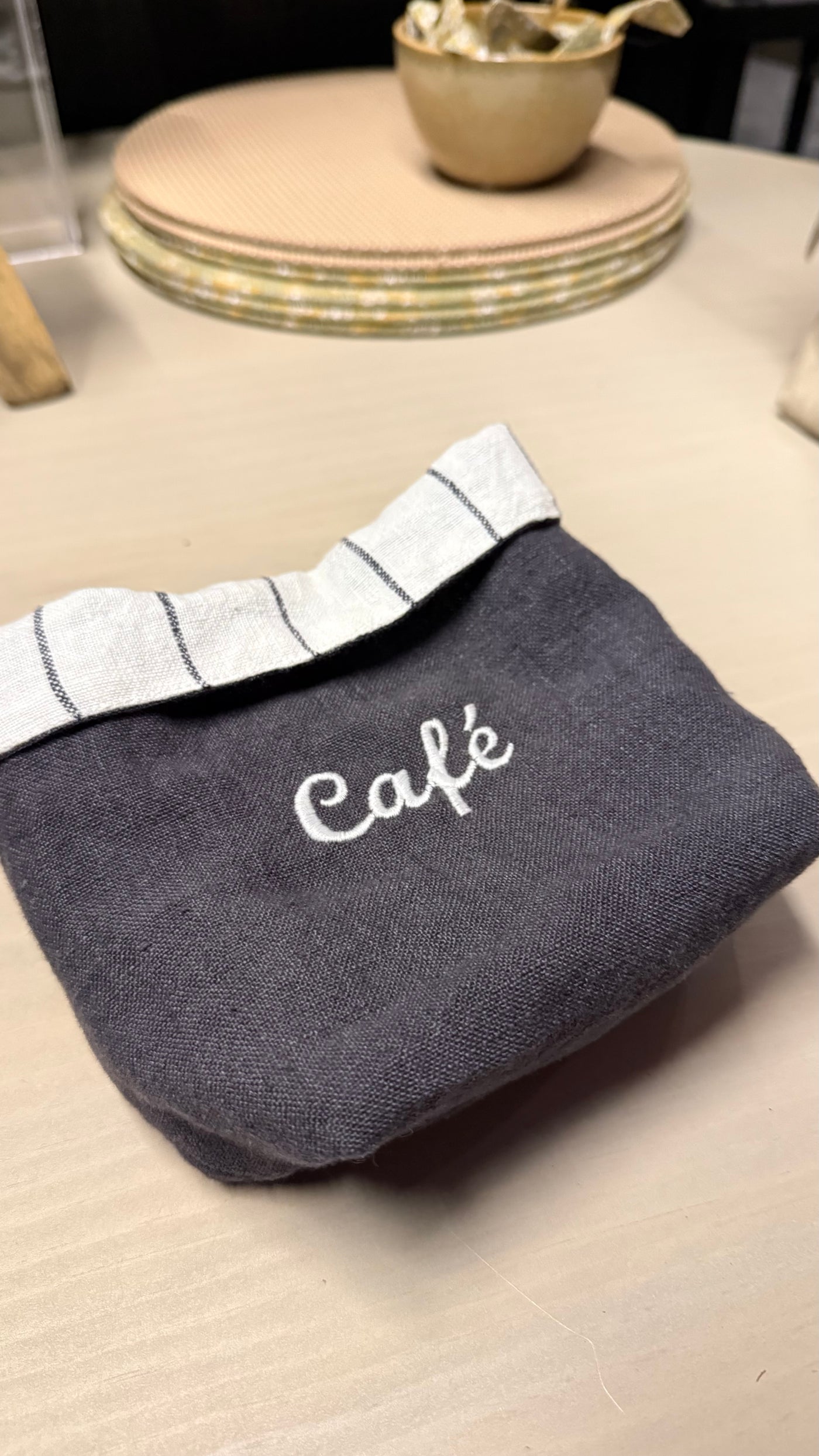 Funda de Lino para Frasco — Bordado Café Bordada Marengo y Blanco 13x13x15