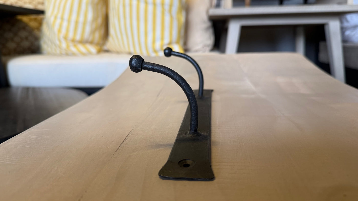 Percha de Fierro — Con Dos Colgadores Pintado Negro 25x6x8