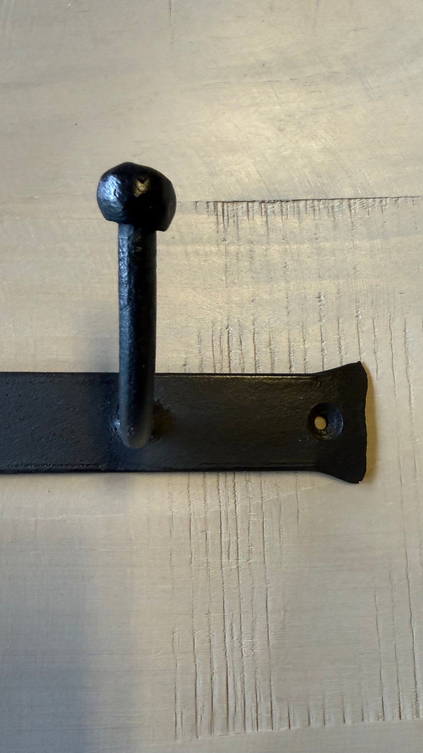 Percha de Fierro — Con Dos Colgadores Pintado Negro 25x6x8