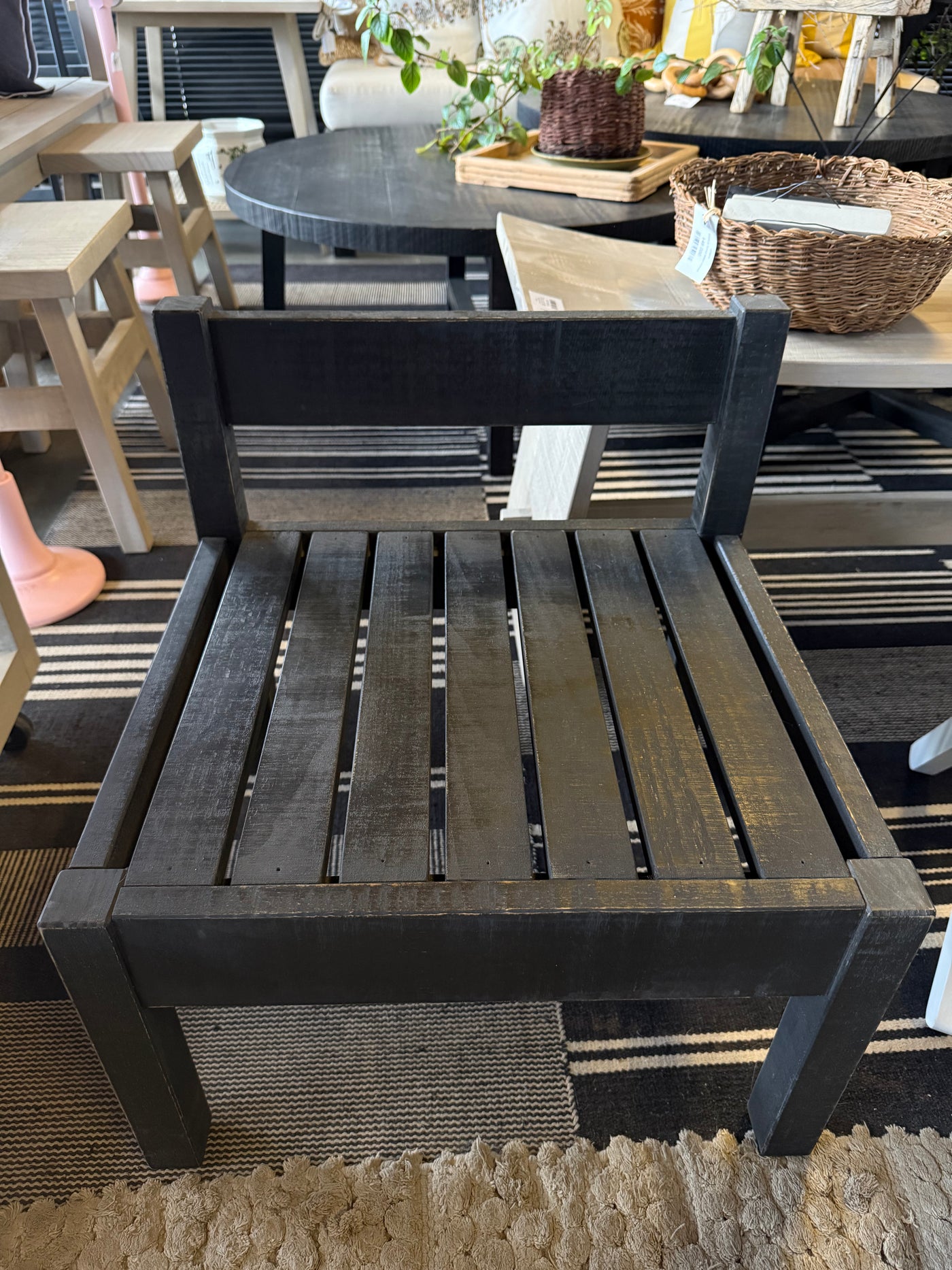 Silla Baja con Respaldo — Pátina Negra 40x45x50