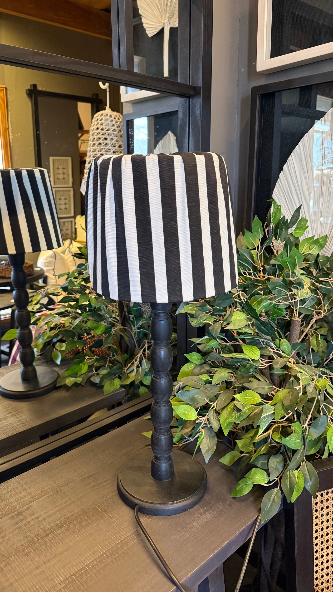 Lámpara de Mesa con Funda — Lona Blanco y Negro Base con Diseño Pátina Negra 26x62