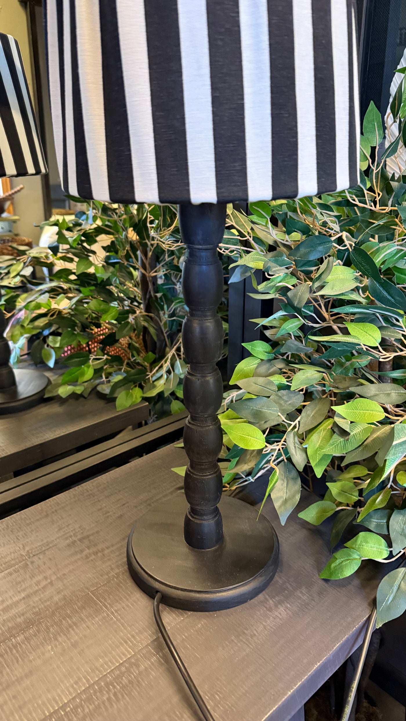Lámpara de Mesa con Funda — Lona Blanco y Negro Base con Diseño Pátina Negra 26x62