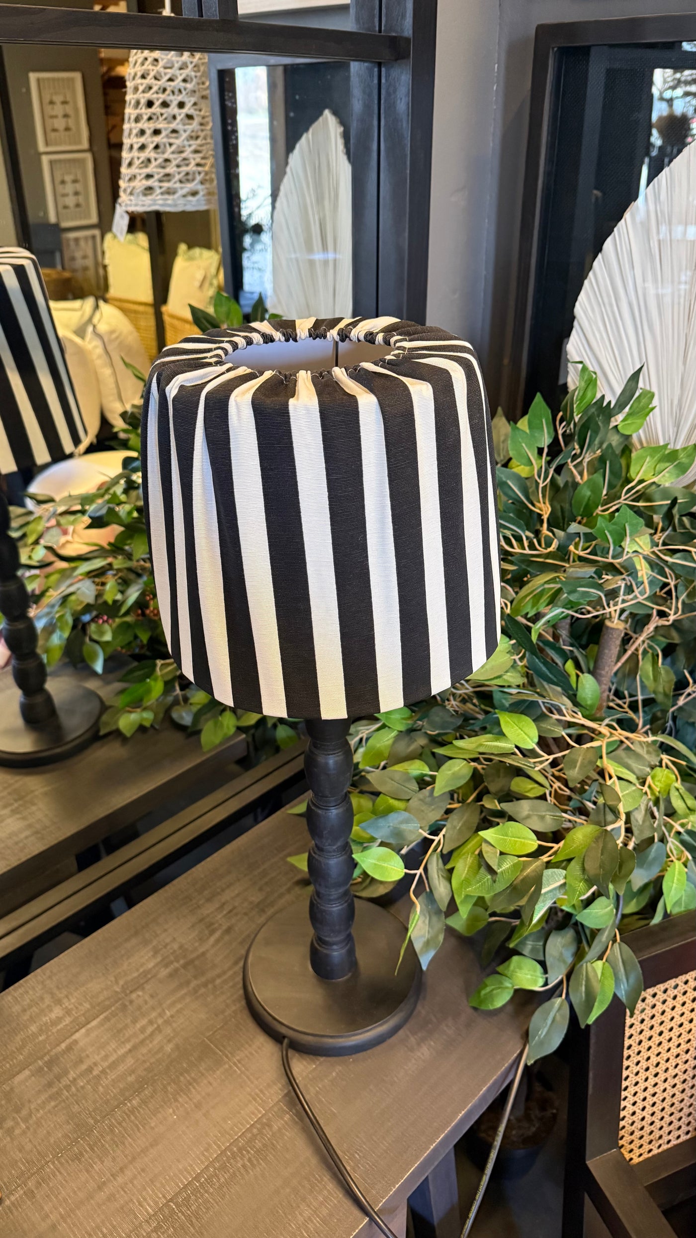 Lámpara de Mesa con Funda — Lona Blanco y Negro Base con Diseño Pátina Negra 26x62
