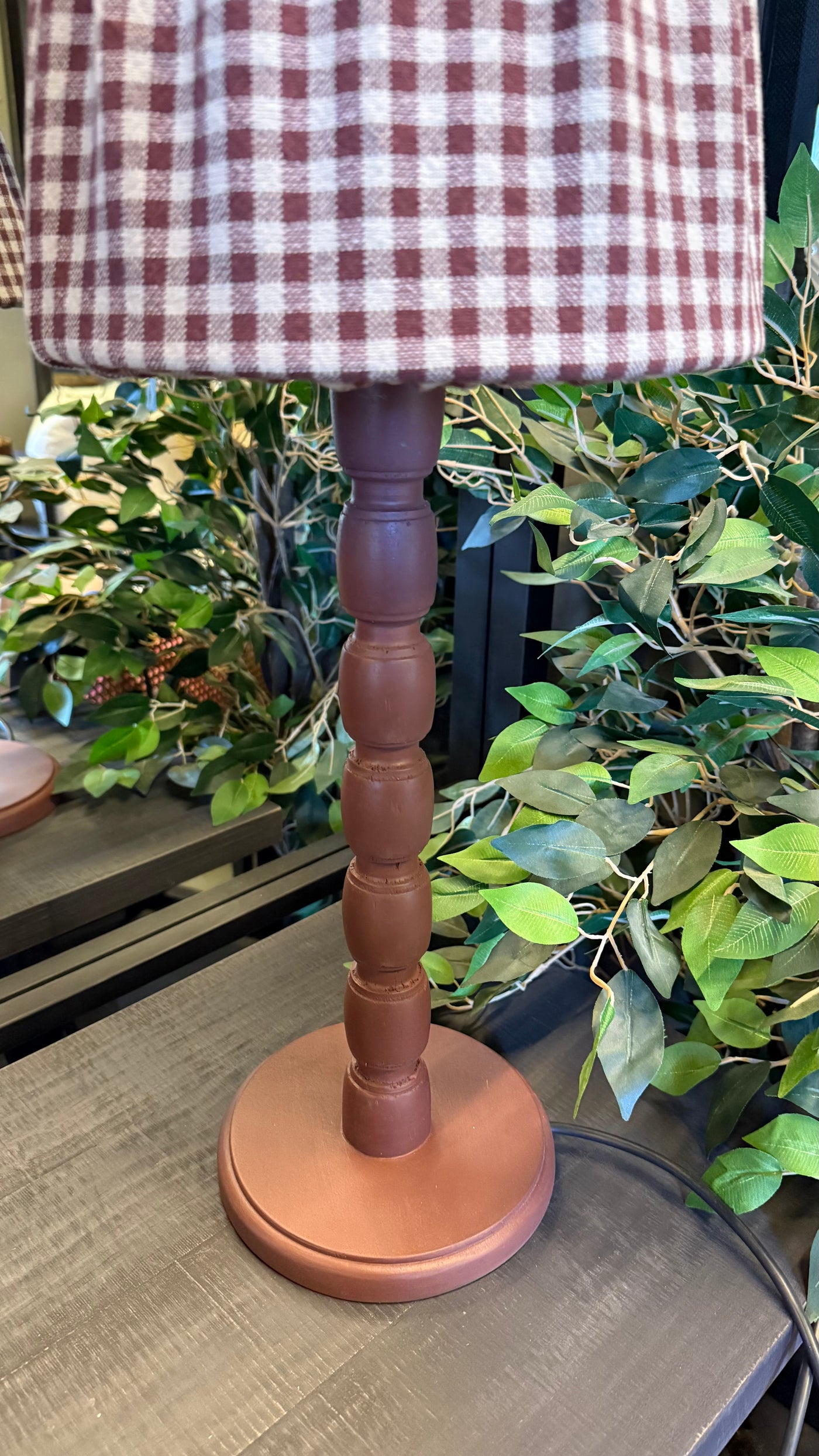 Lámpara de Mesa con Funda — Lino Cuadrillé Base con Diseño Burdeo 26x58