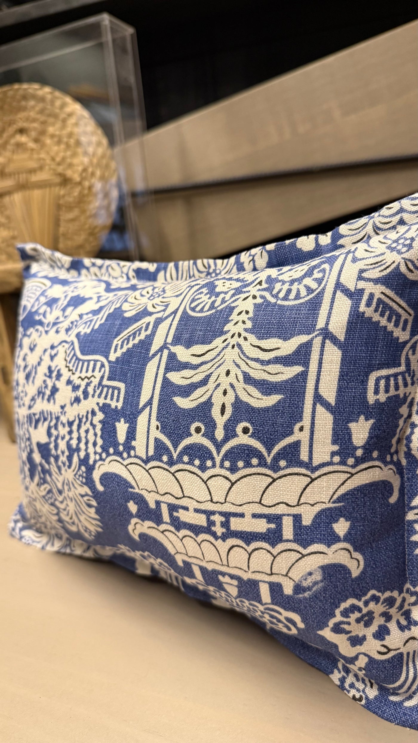 Cojín — Azul con Diseños Blancos 30x20