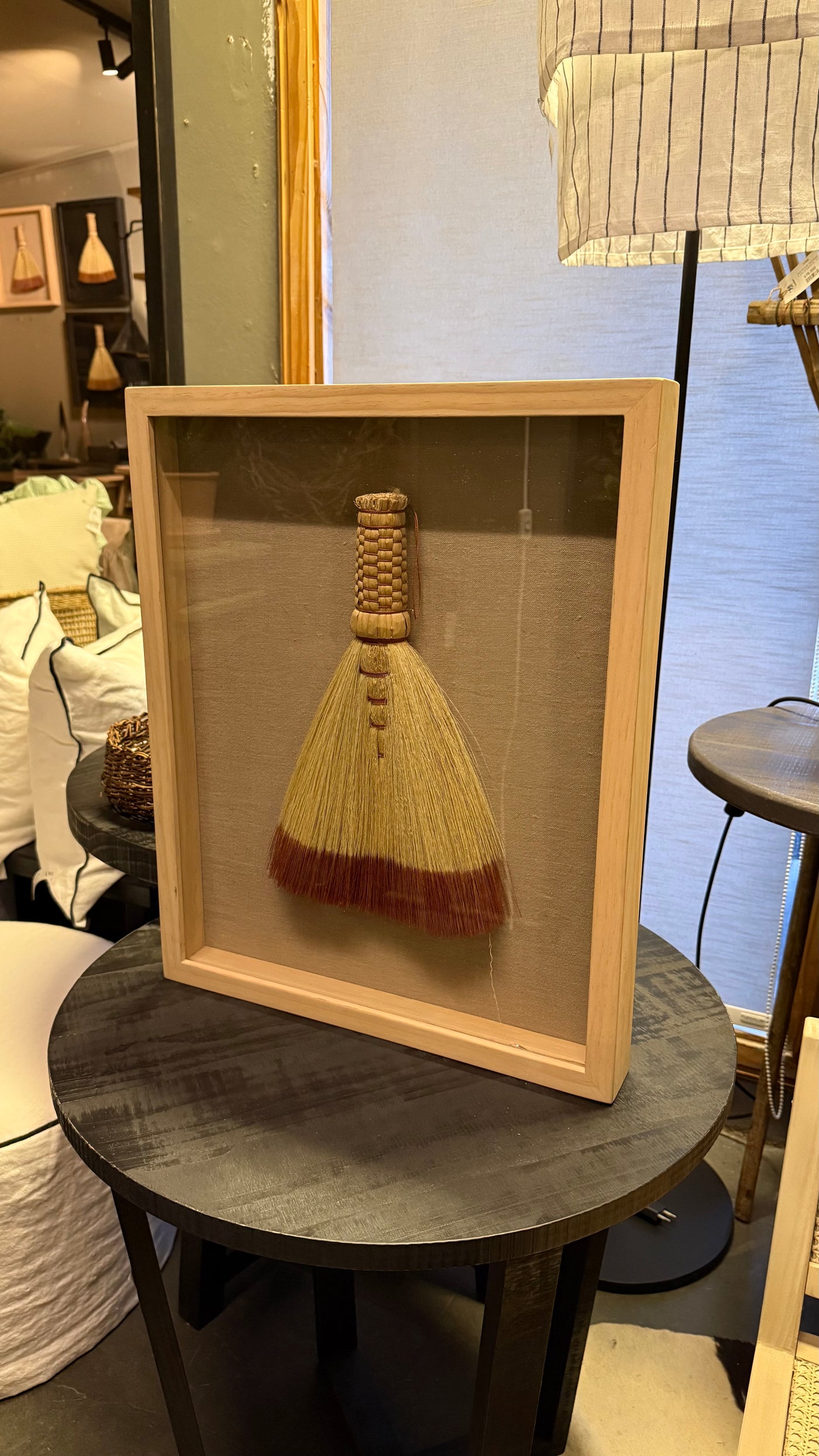 Cuadro escoba — Fondo Lino Natural Marco Pino Clear Aguada Beige 44x53