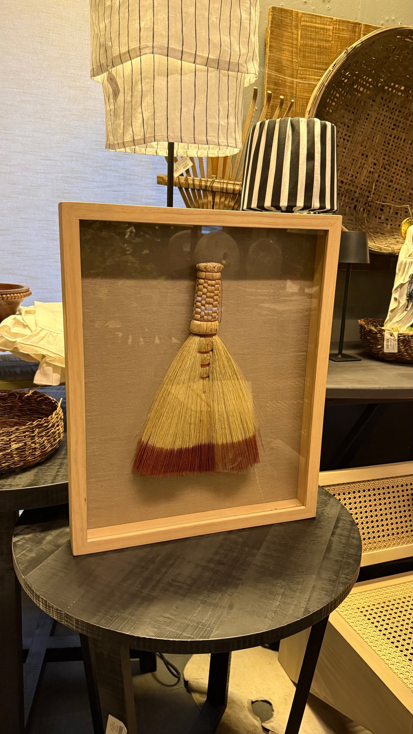 Cuadro escoba — Fondo Lino Natural Marco Pino Clear Aguada Beige 44x53