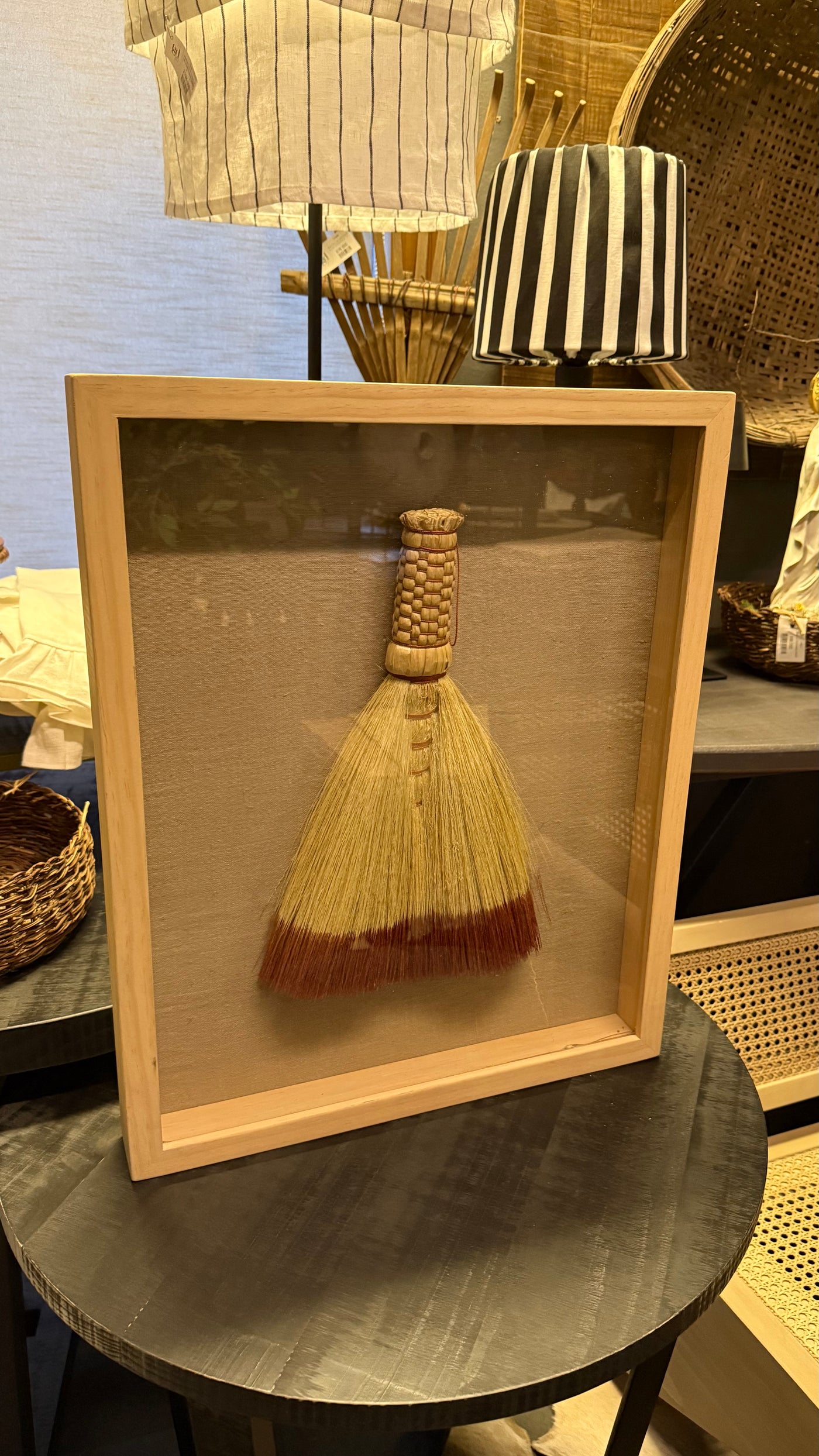 Cuadro escoba — Fondo Lino Natural Marco Pino Clear Aguada Beige 44x53