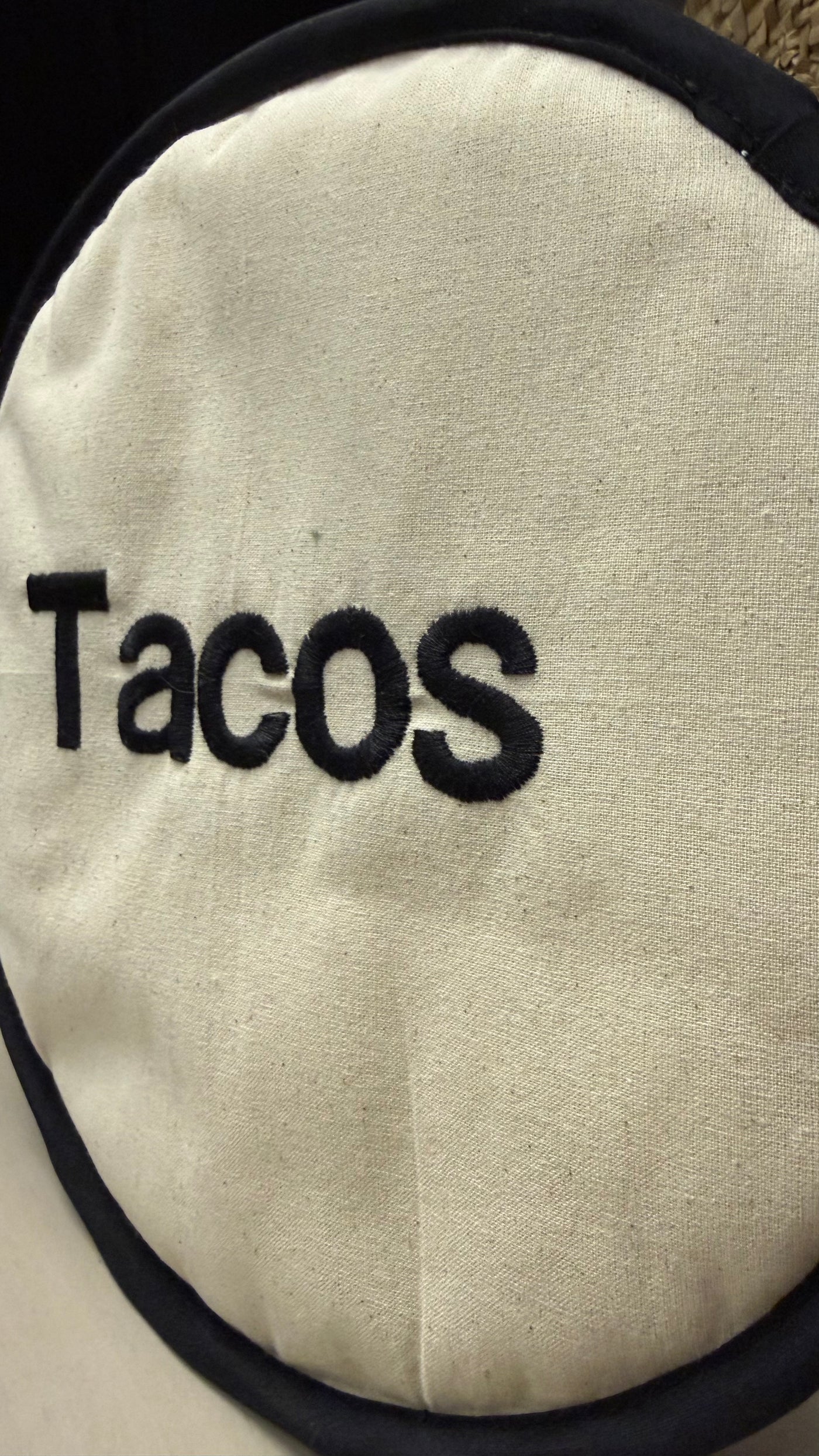 Funda de Taco Bordada — Bordado Blanco 28x28