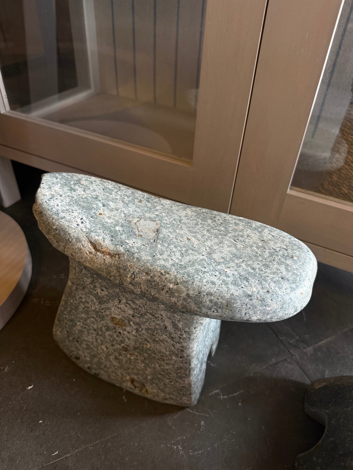 Escultura Pisito de Piedra Tallada — Diseño 2 Tallado Natural 28x13x24
