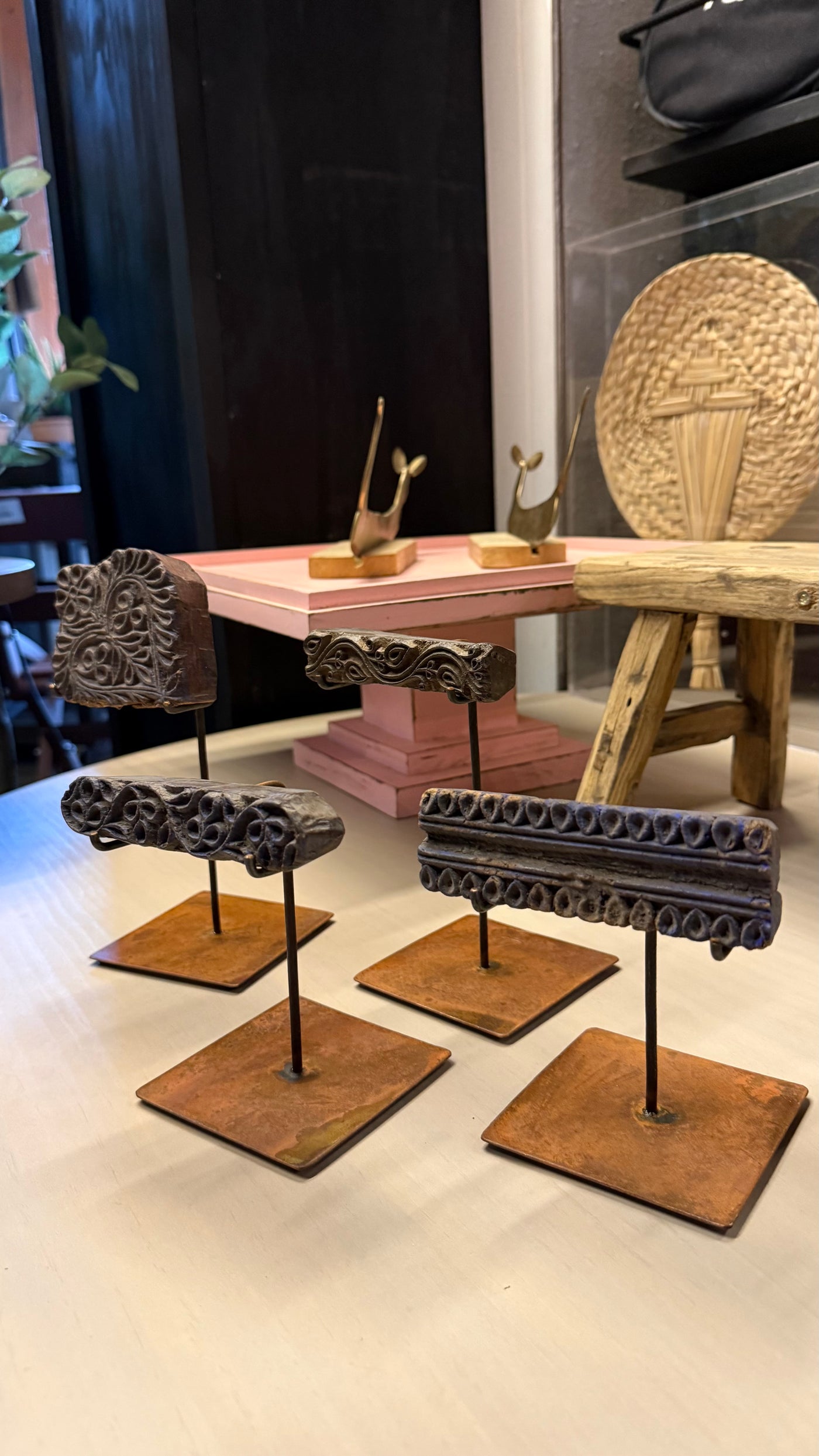 Timbre variedades con pedestal — Madera Reciclada Pedestal Fierro Tallado 10x22