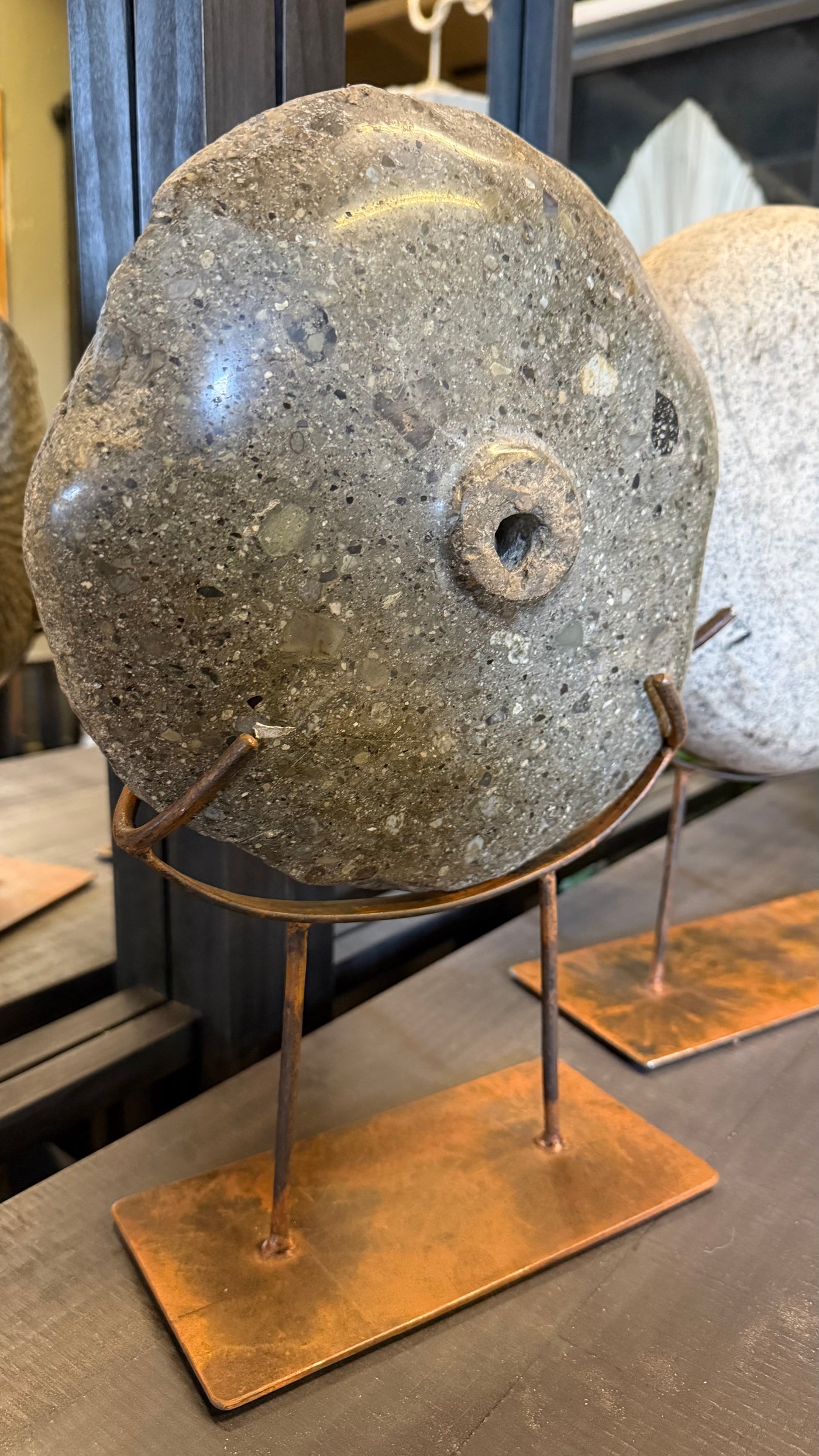 Piedra tallada variedades con pedestal — Piedra Pedestal Fierro 29x14x40