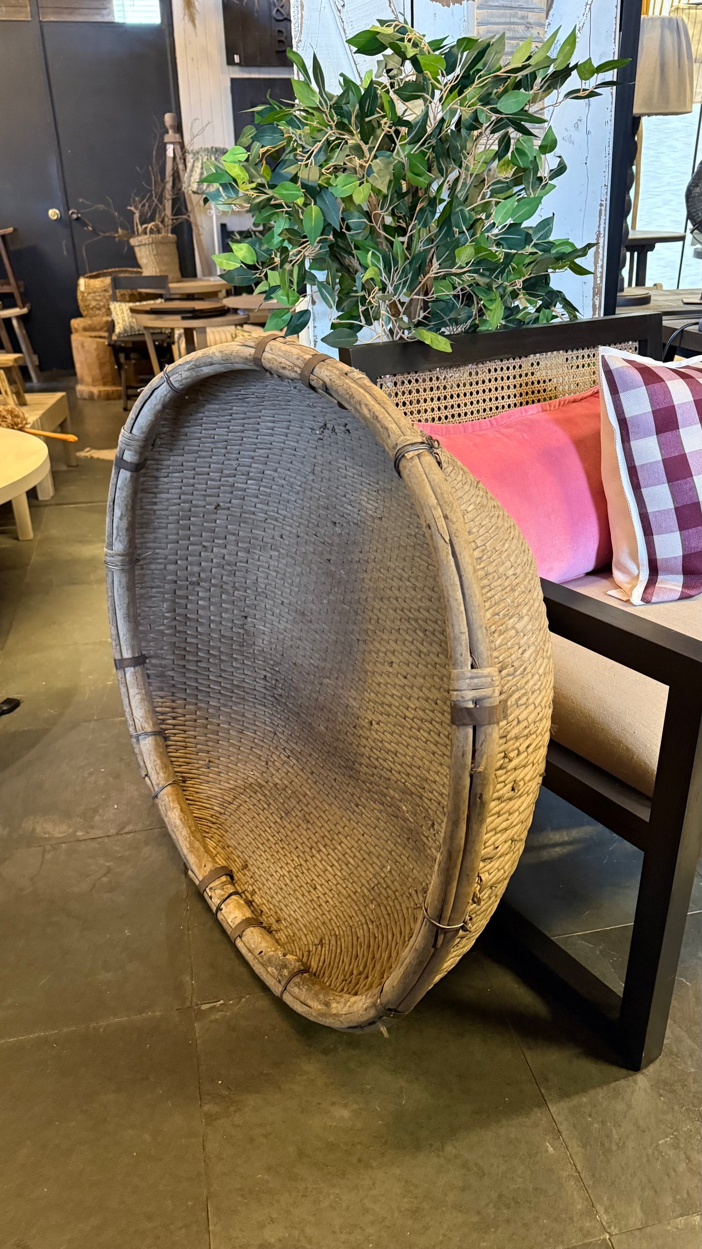 Batea Decorativa Antigua Tejida — Tamaño Extra Grande 85x29x85