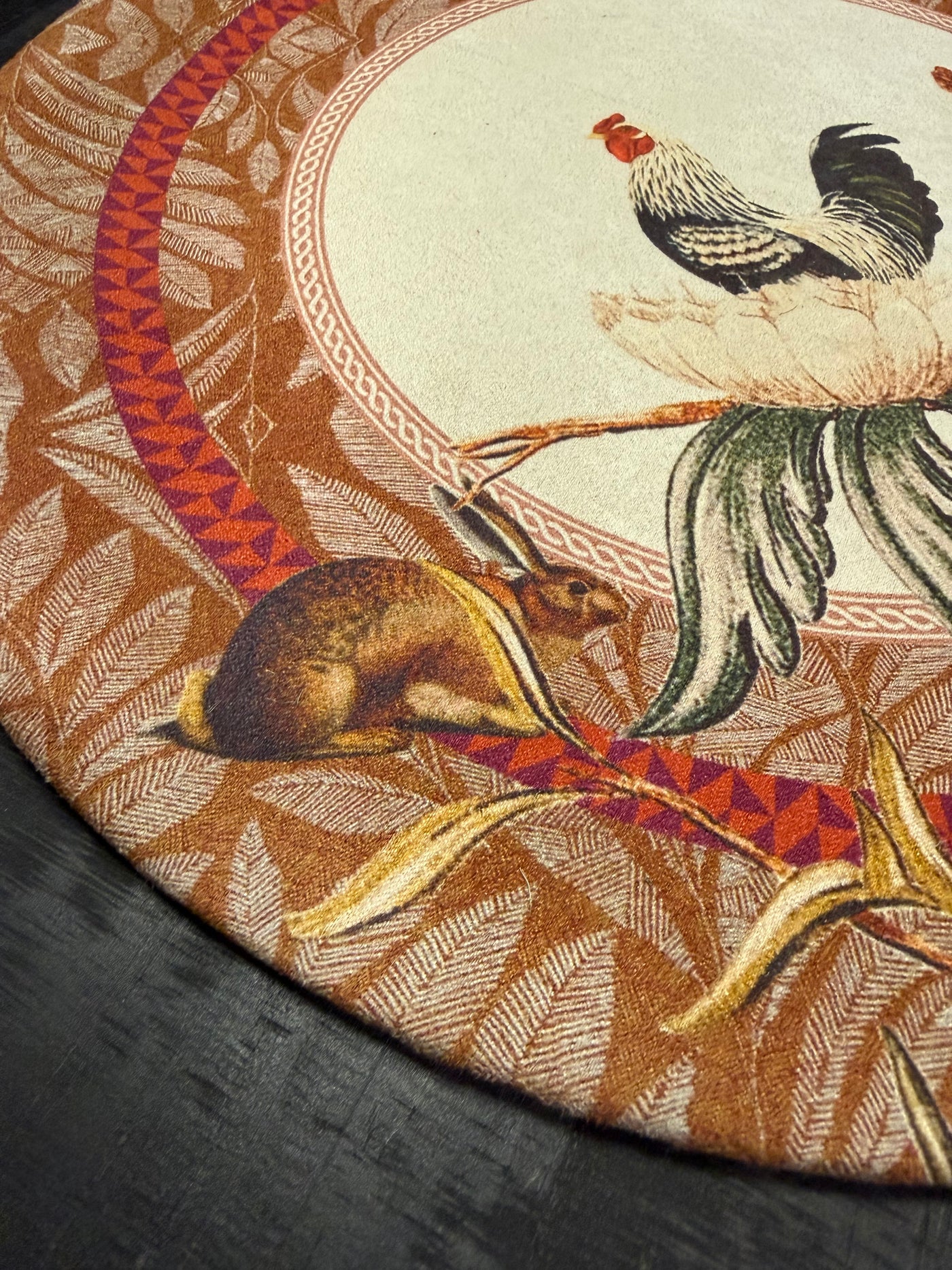 Plato Bajo — Diseño Gallina Gamuza 35x35