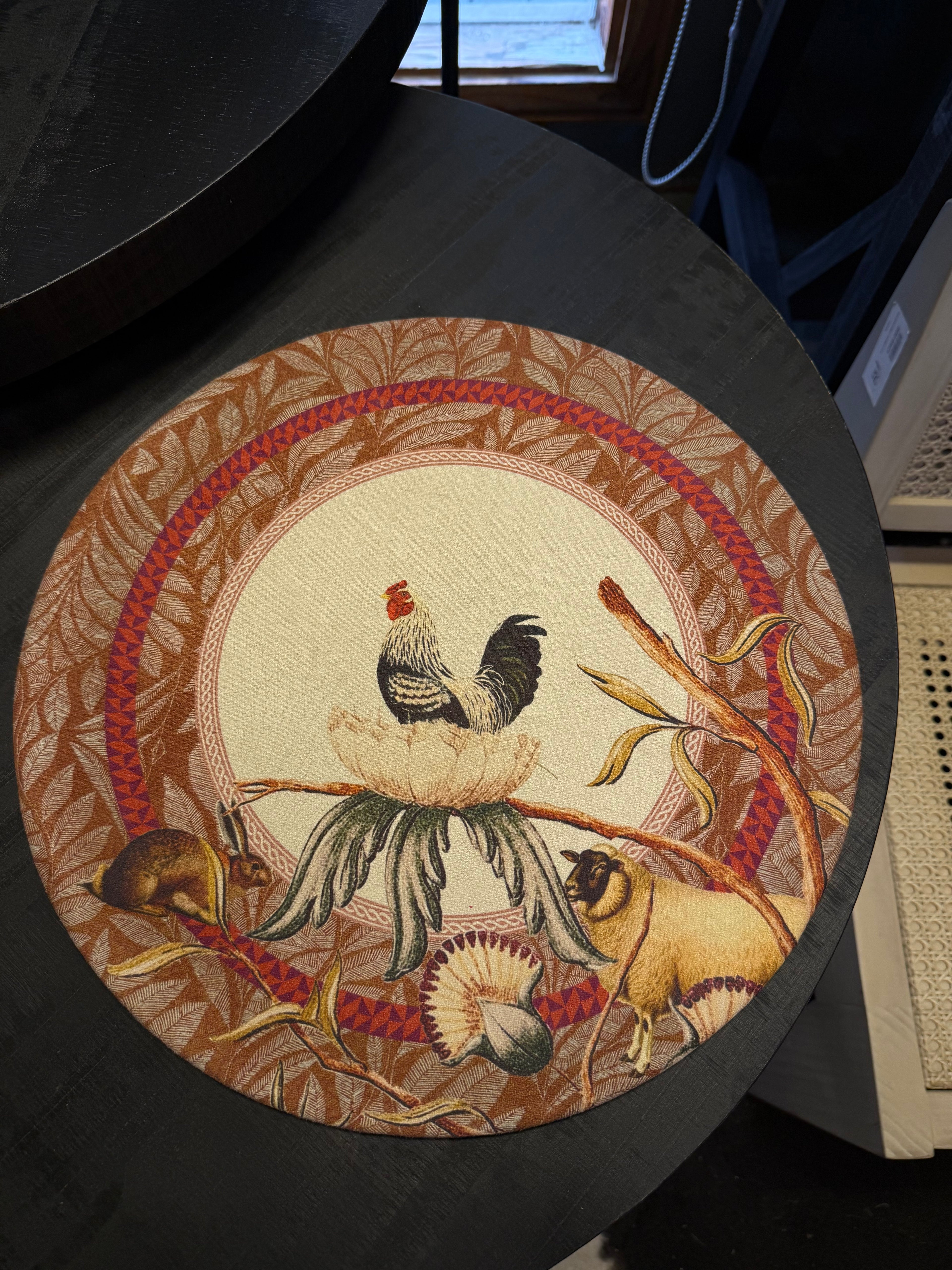 Plato Bajo - Diseño Gallina Gamuza 35x35